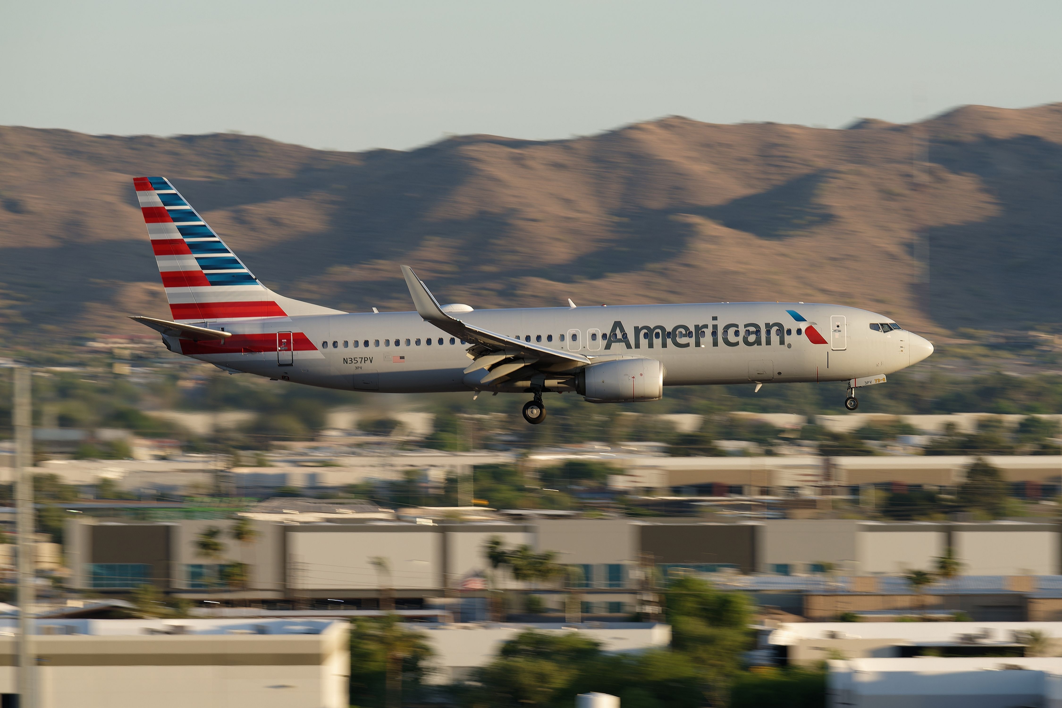 American Airlines Boeing 737-823 (N357PV) landing at Phoenix Sky Harbor International Airport.