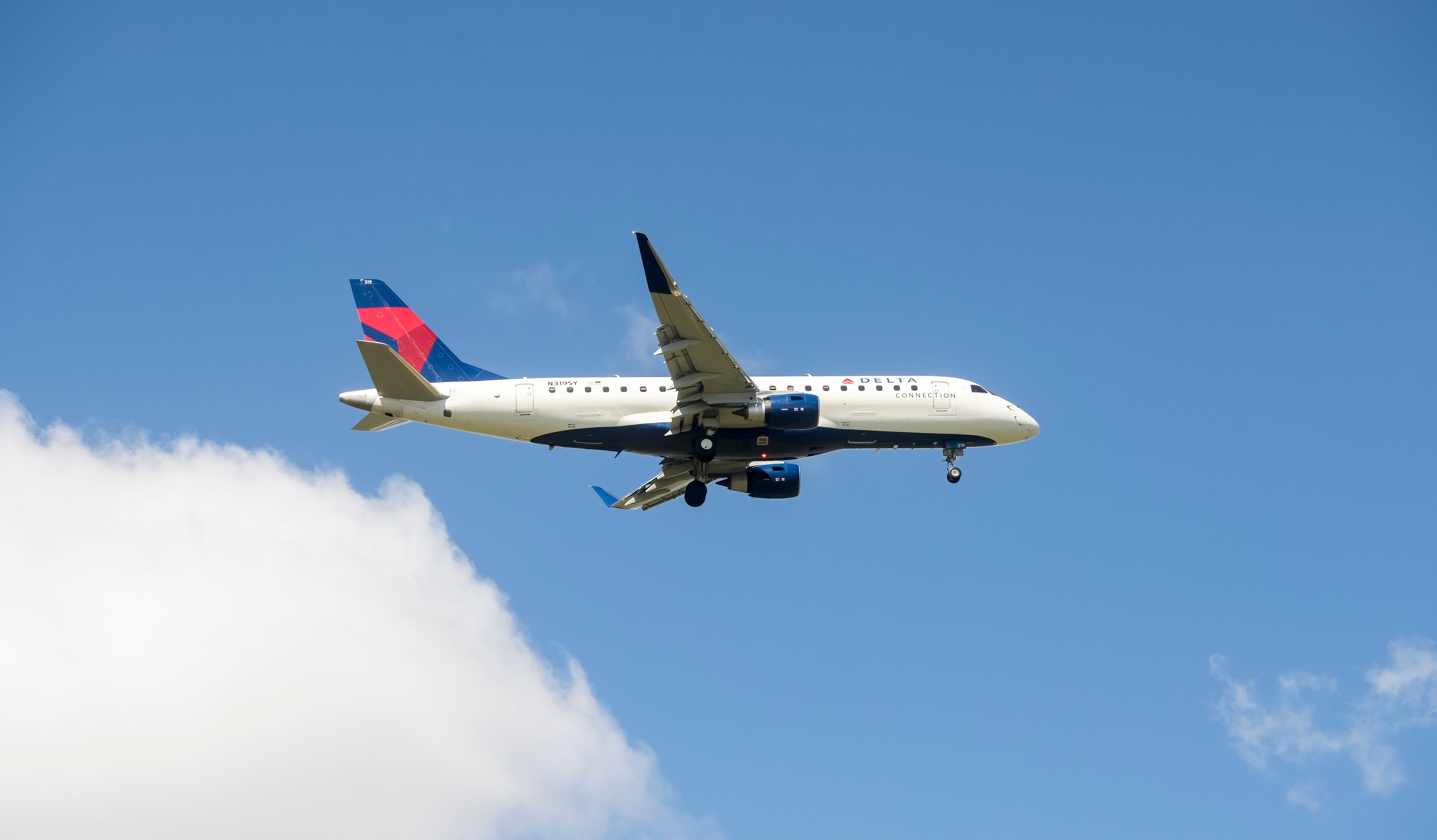 Delta Connection (SkyWest Airlines) Embraer E175.
