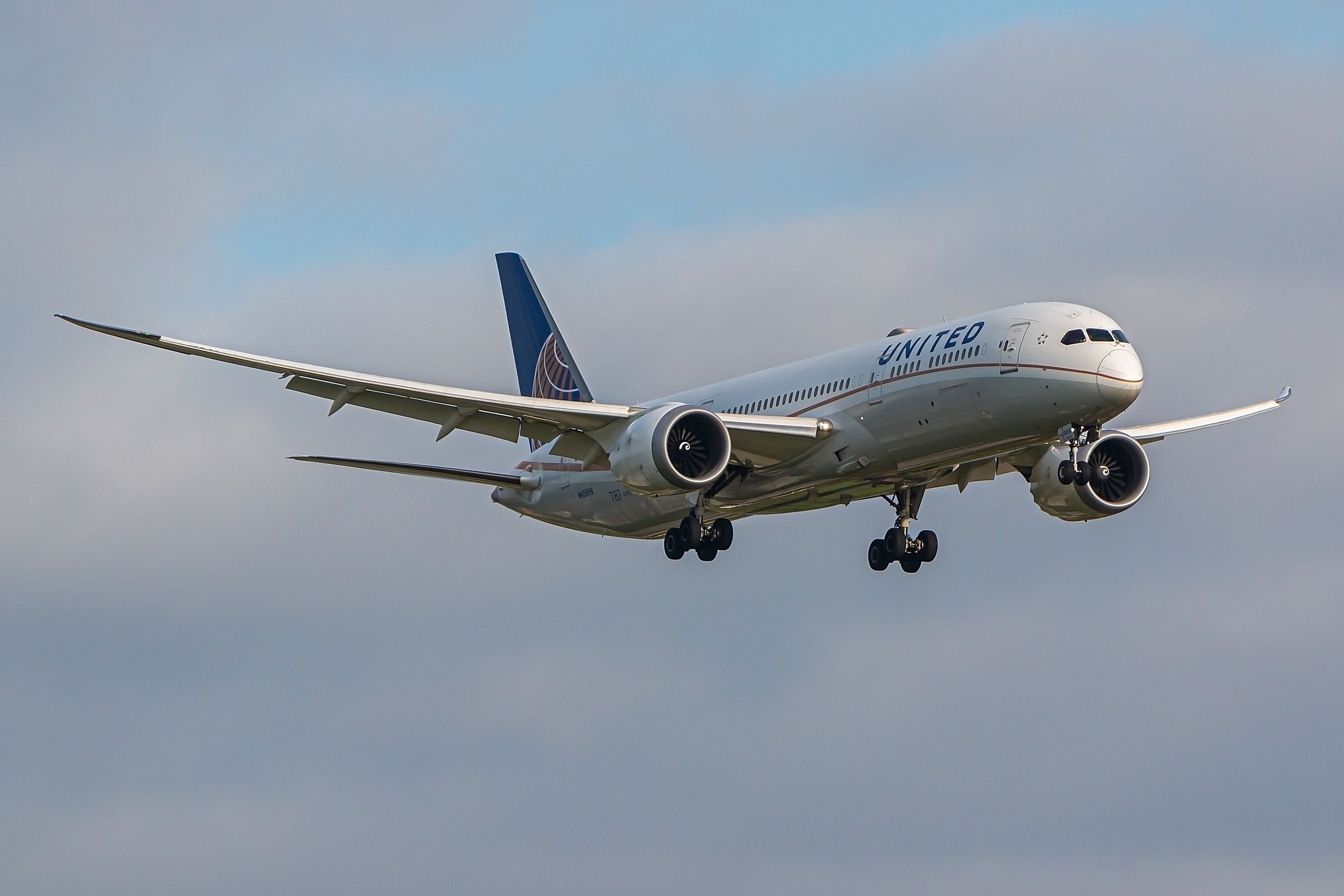 United Airlines Boeing 787-9 Dreamliner N45956.
