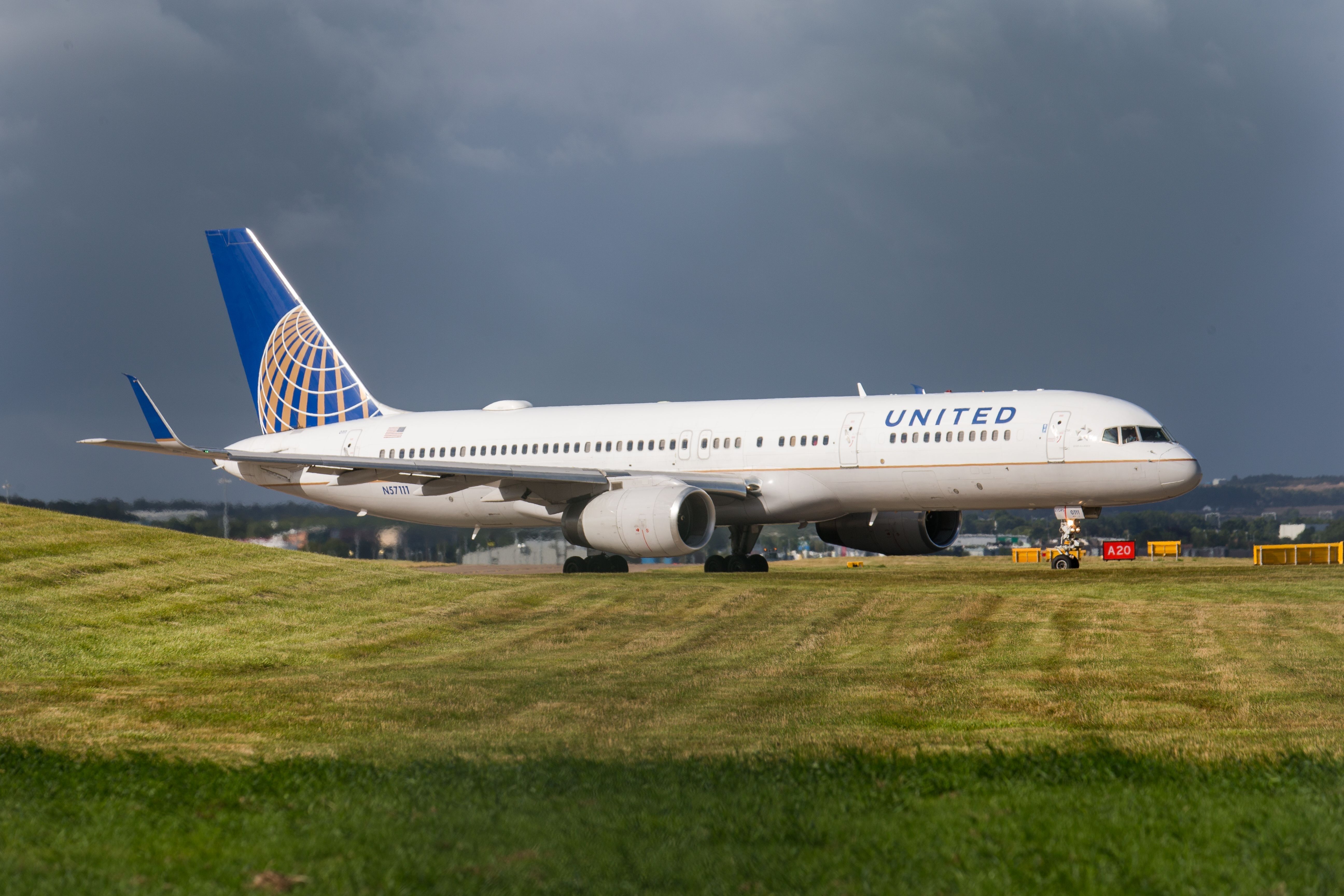 A United Airlines Boeing 757 at an airport