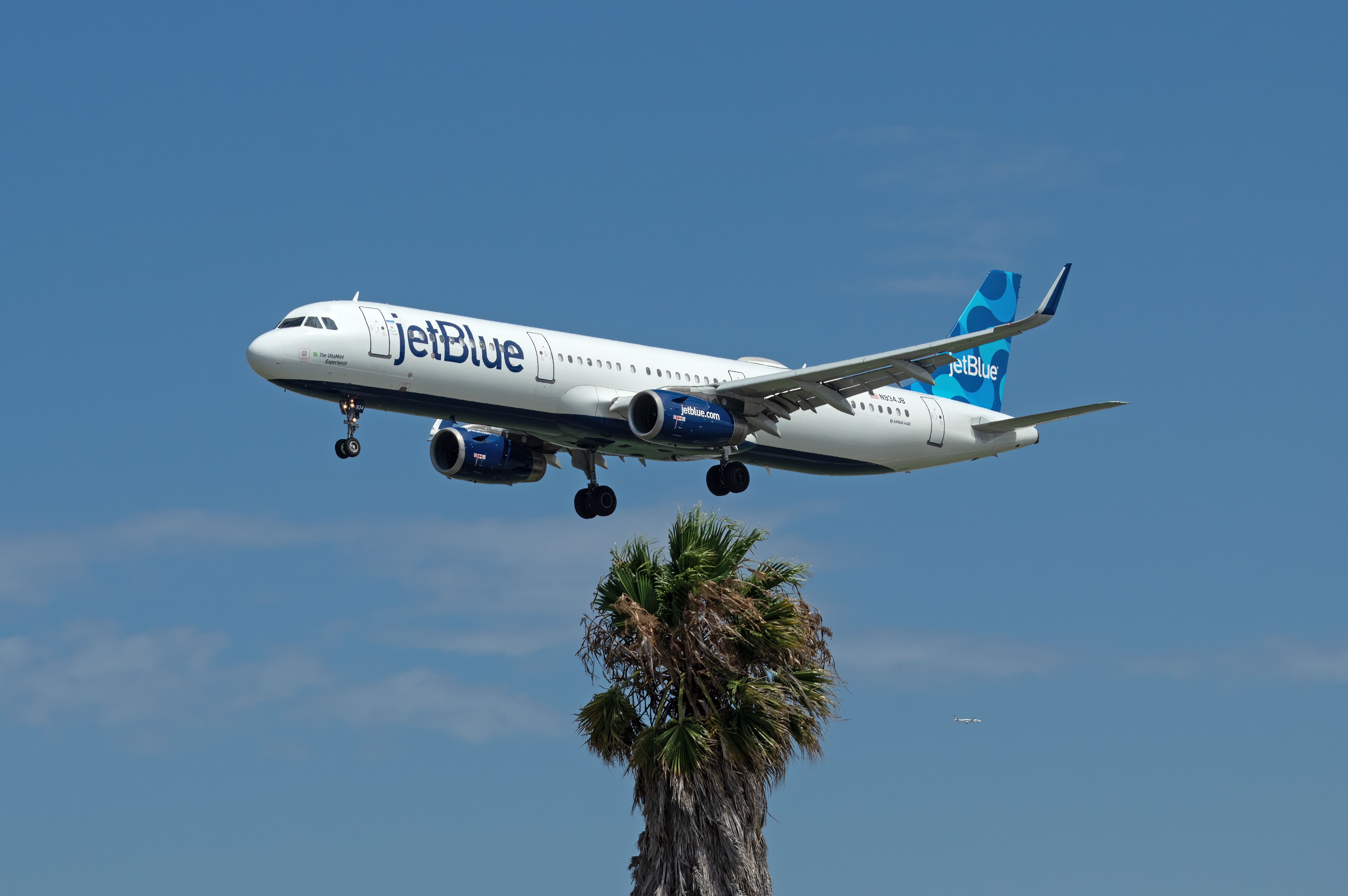 JetBlue Airways Airbus A321-231 landing at Los Angeles International Airport.