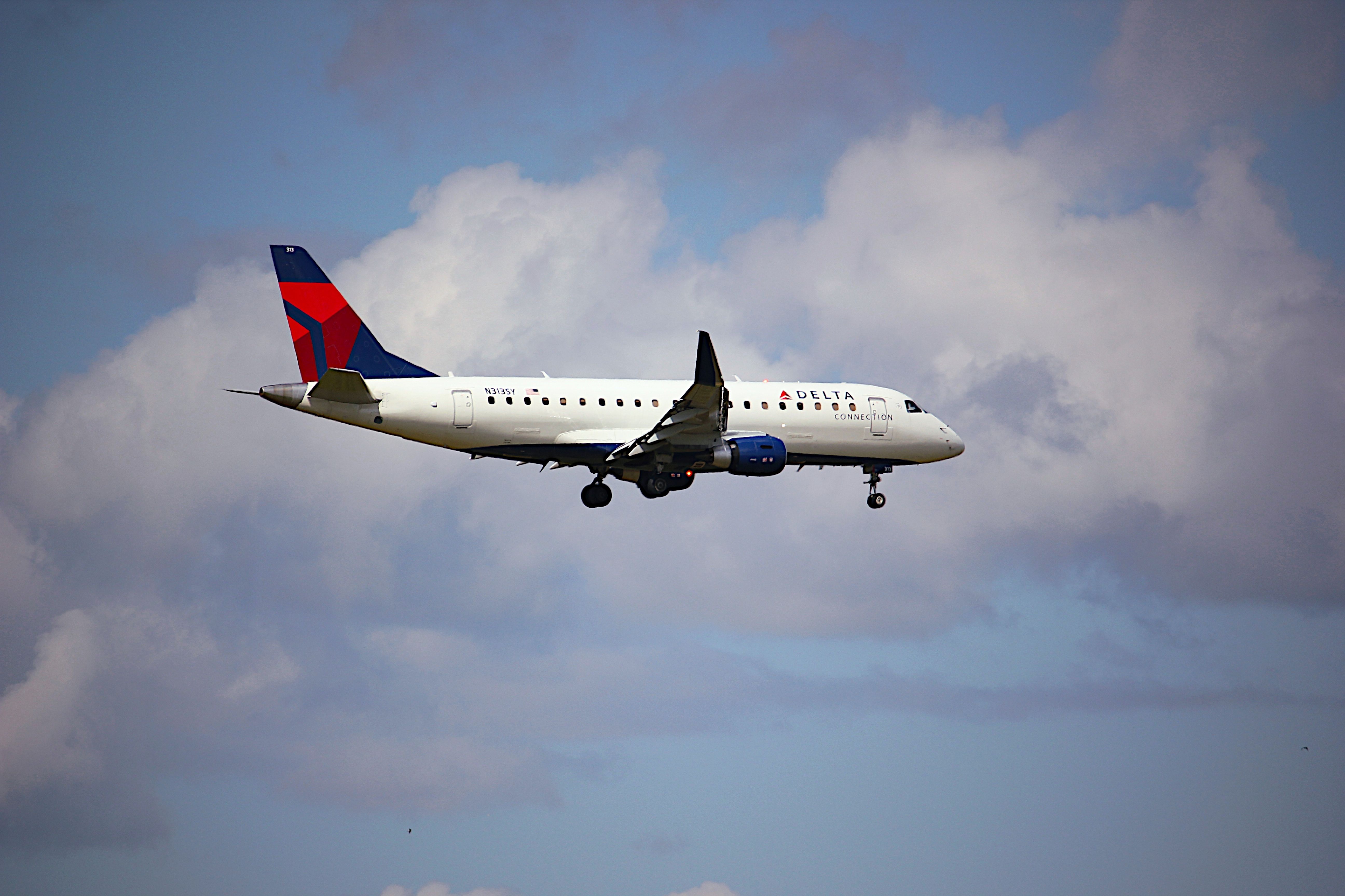 Delta Connection (SkyWest Airlines) Embraer E175 N313SY.