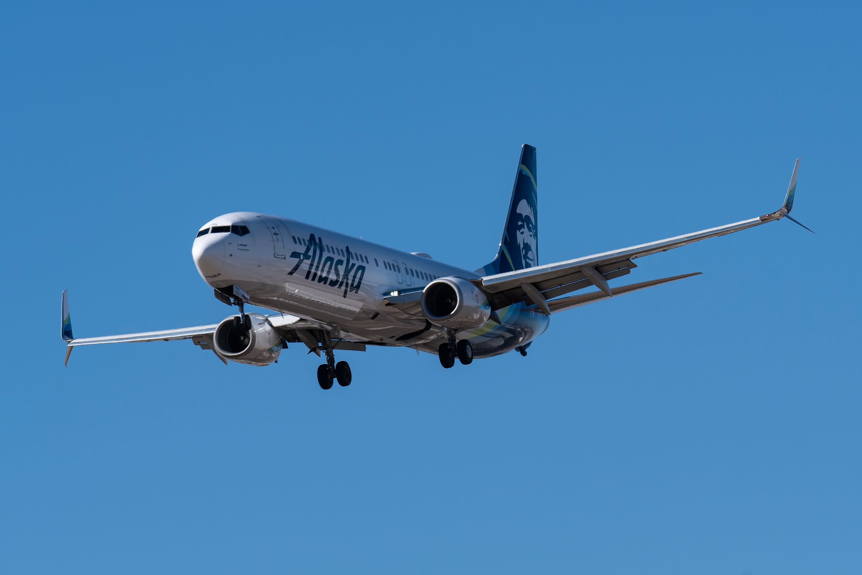 Dallas-Ft. Worth Airport 07.02.2021 Grapevine, TX USA Alaska Airlines Boeing 737-900ER N495AS on final approach to 17C at DFW International Airport