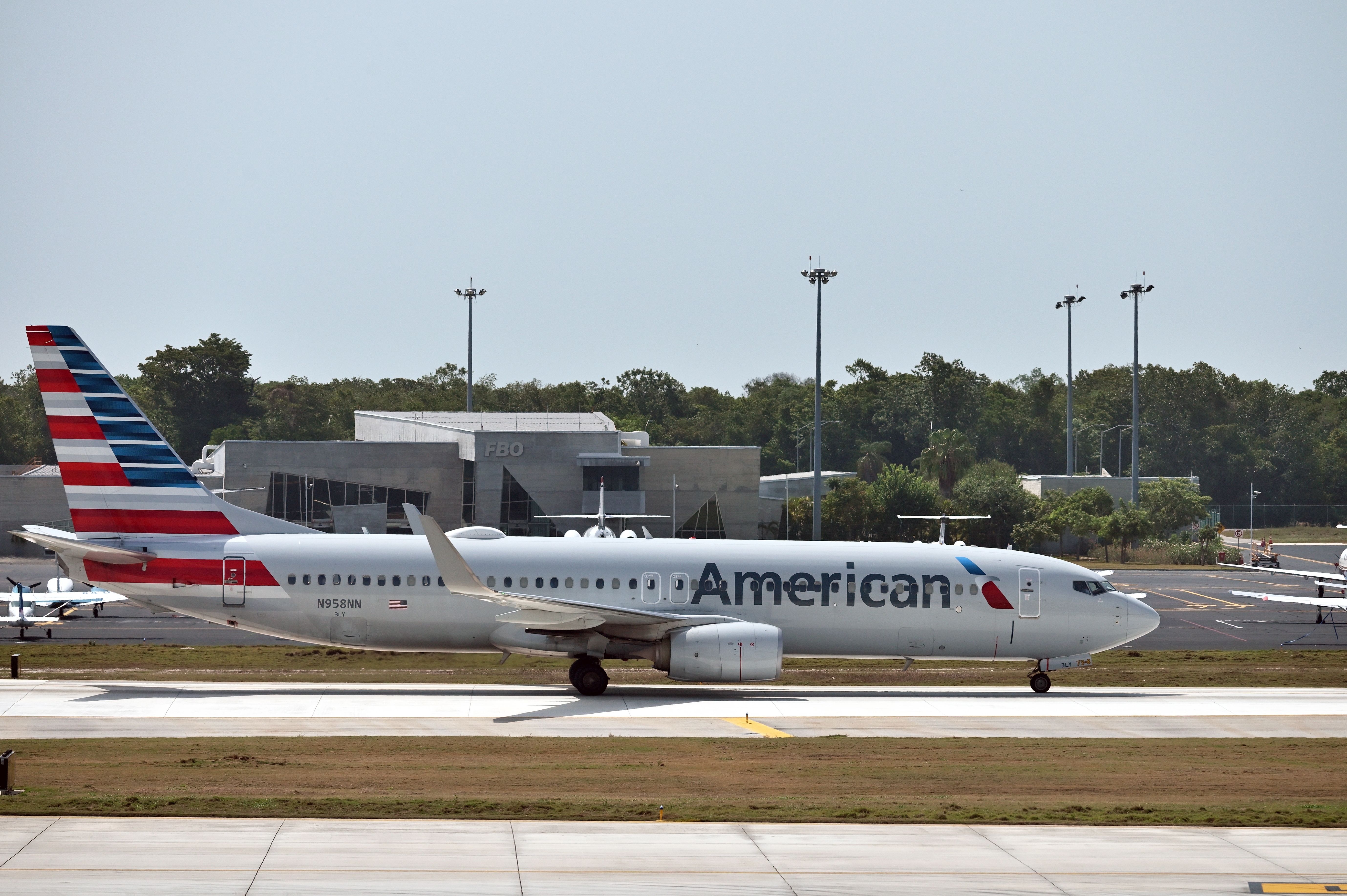 American Airlines Boeing 737-823 (N958NN) at Cancun International Airport. 