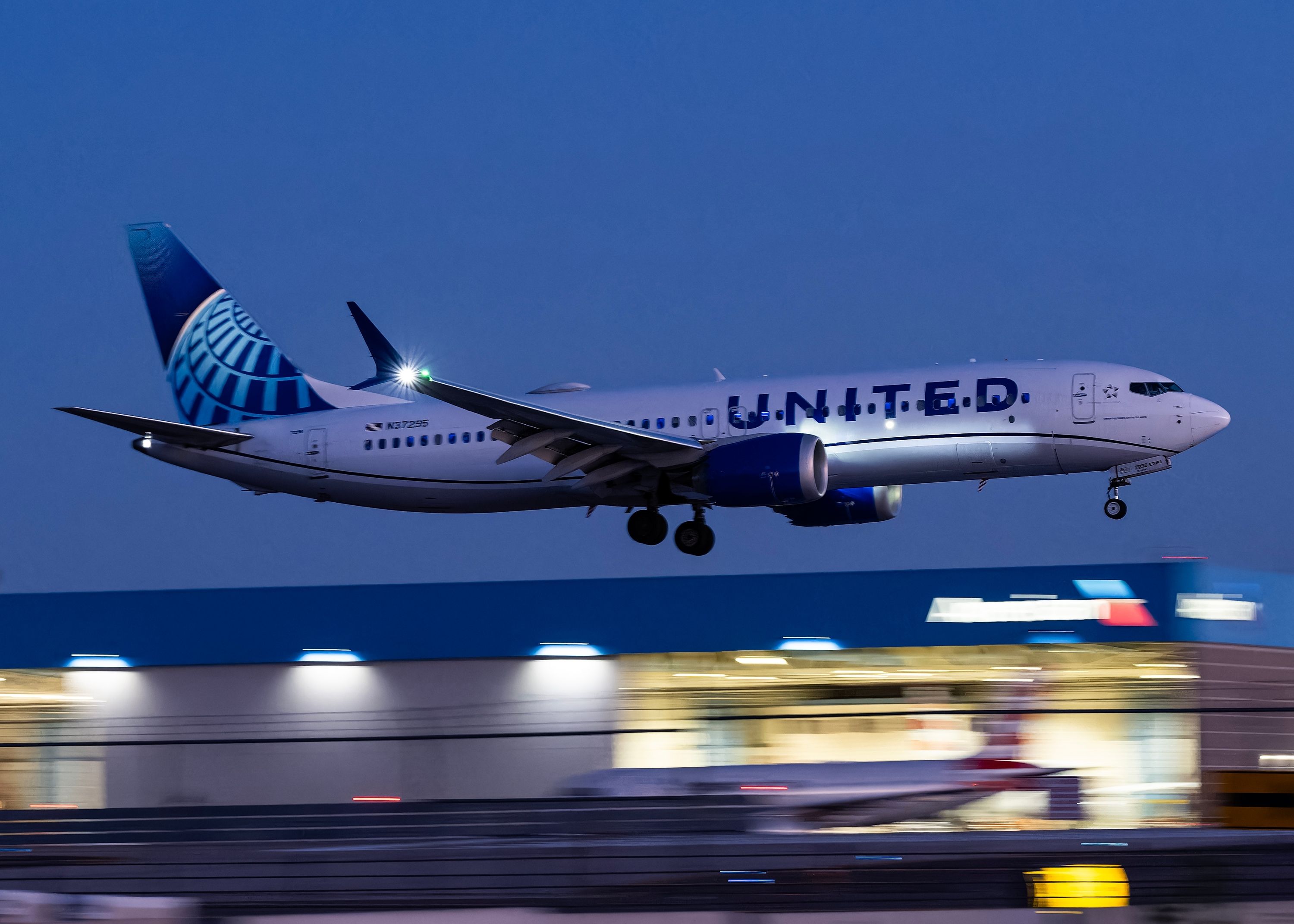 United Airlines Boeing 737 MAX 8 (N37295) landing at Phoenix Sky Harbor International Airport.