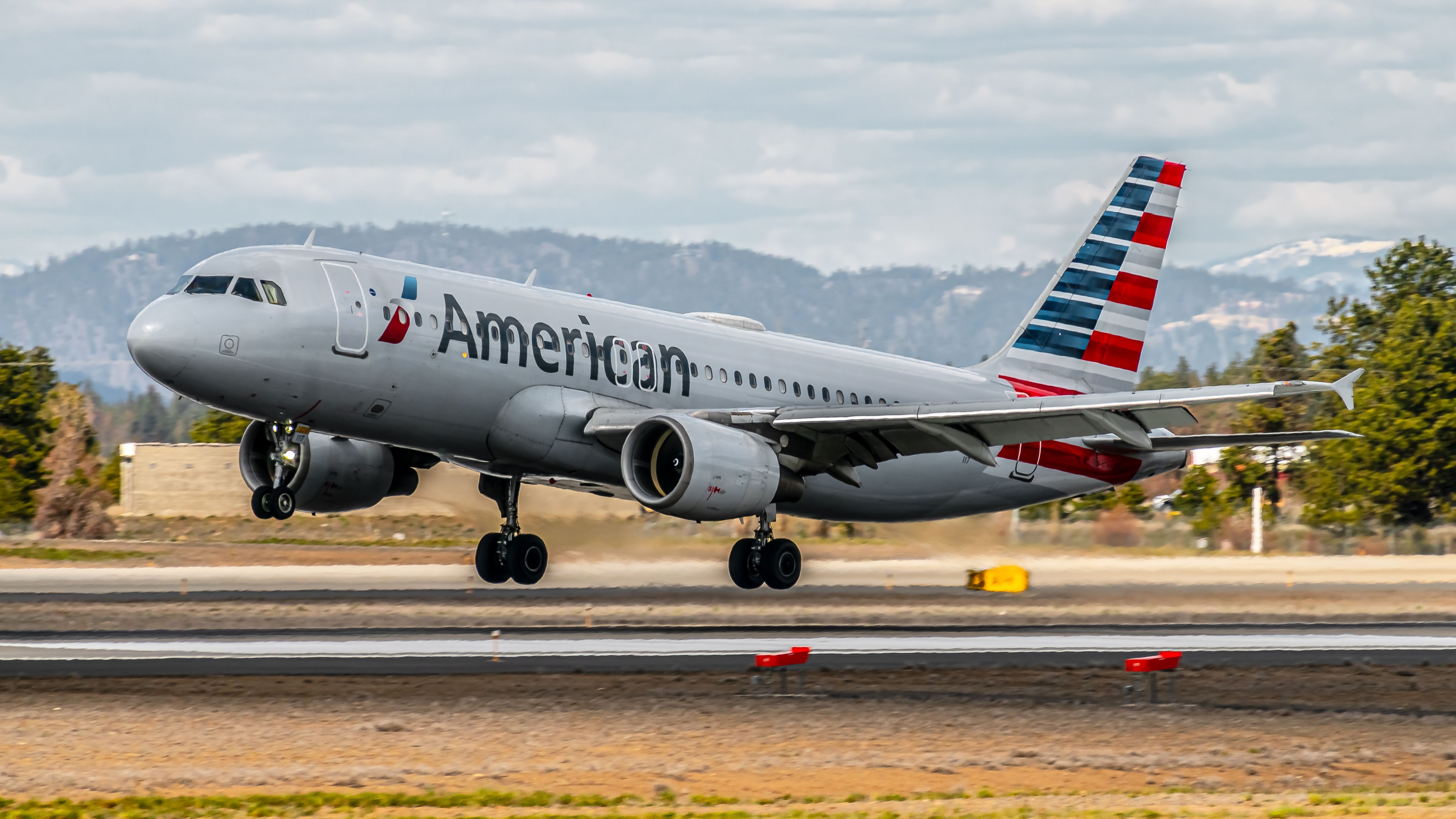 American Airlines Airbus A320 landing at Spokane International Airport.