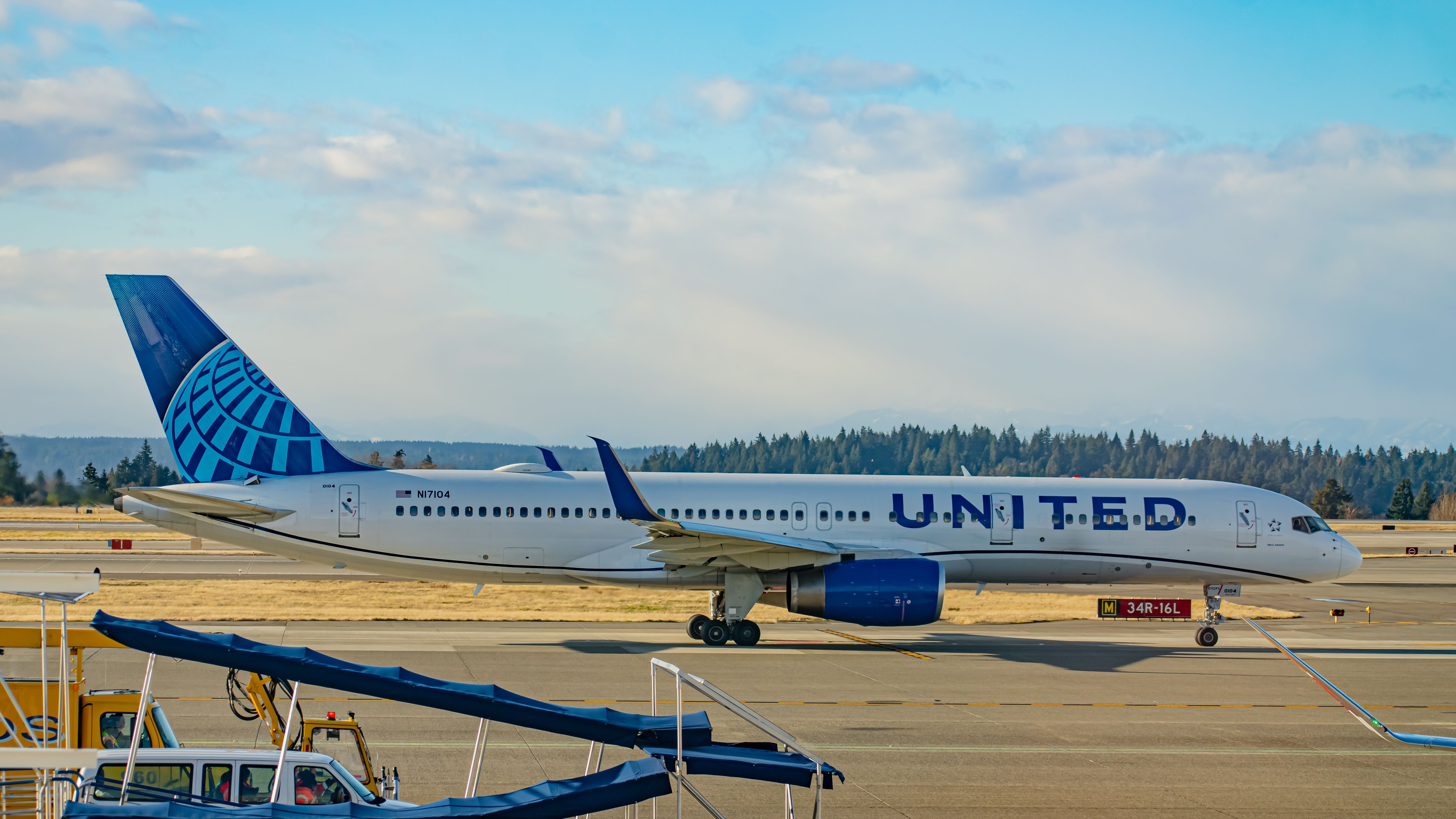 United Airlines Boeing 757-224 (N17104) at Seattle-Tacoma International Airport.