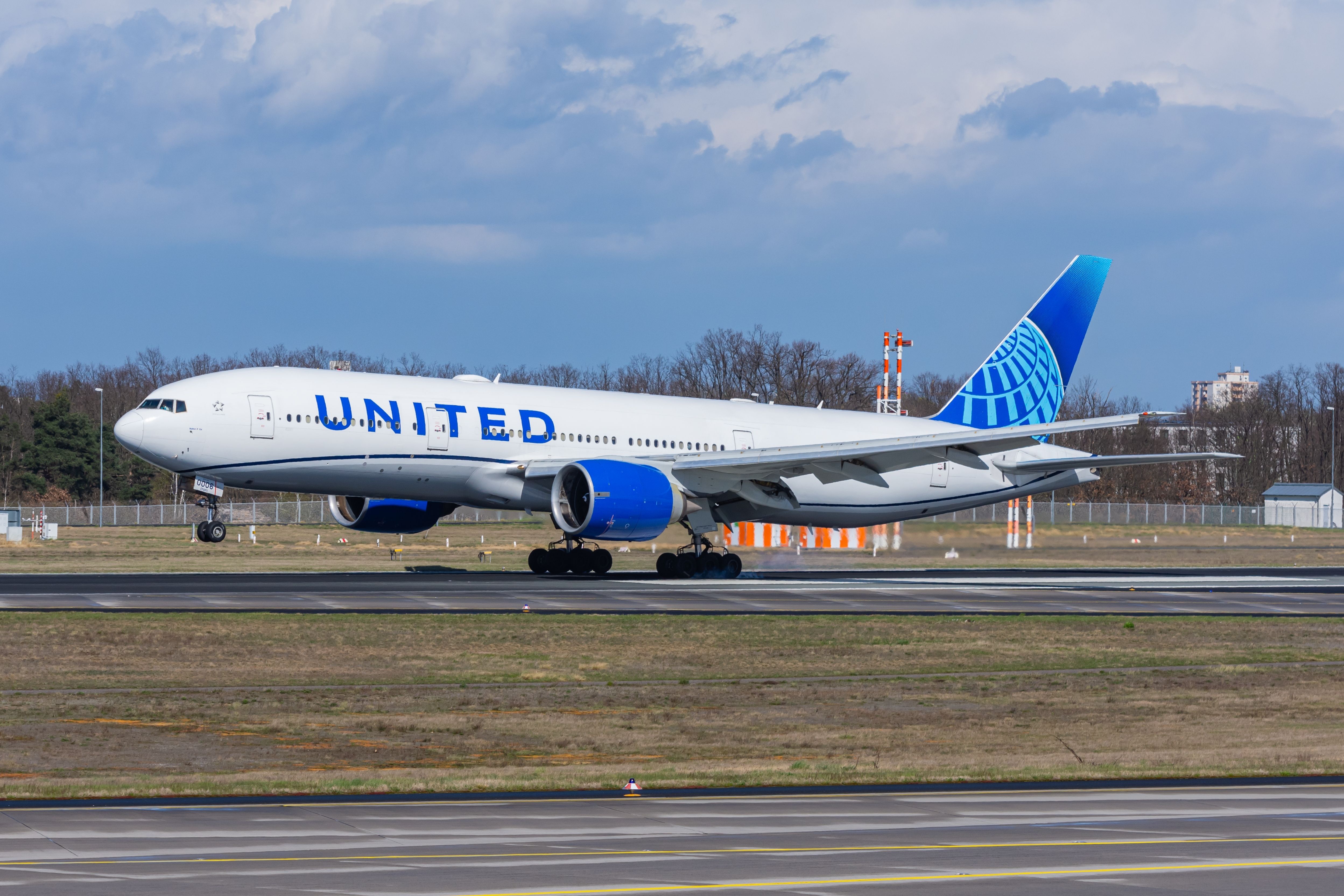 United Airlines Boeing 777-224ER.