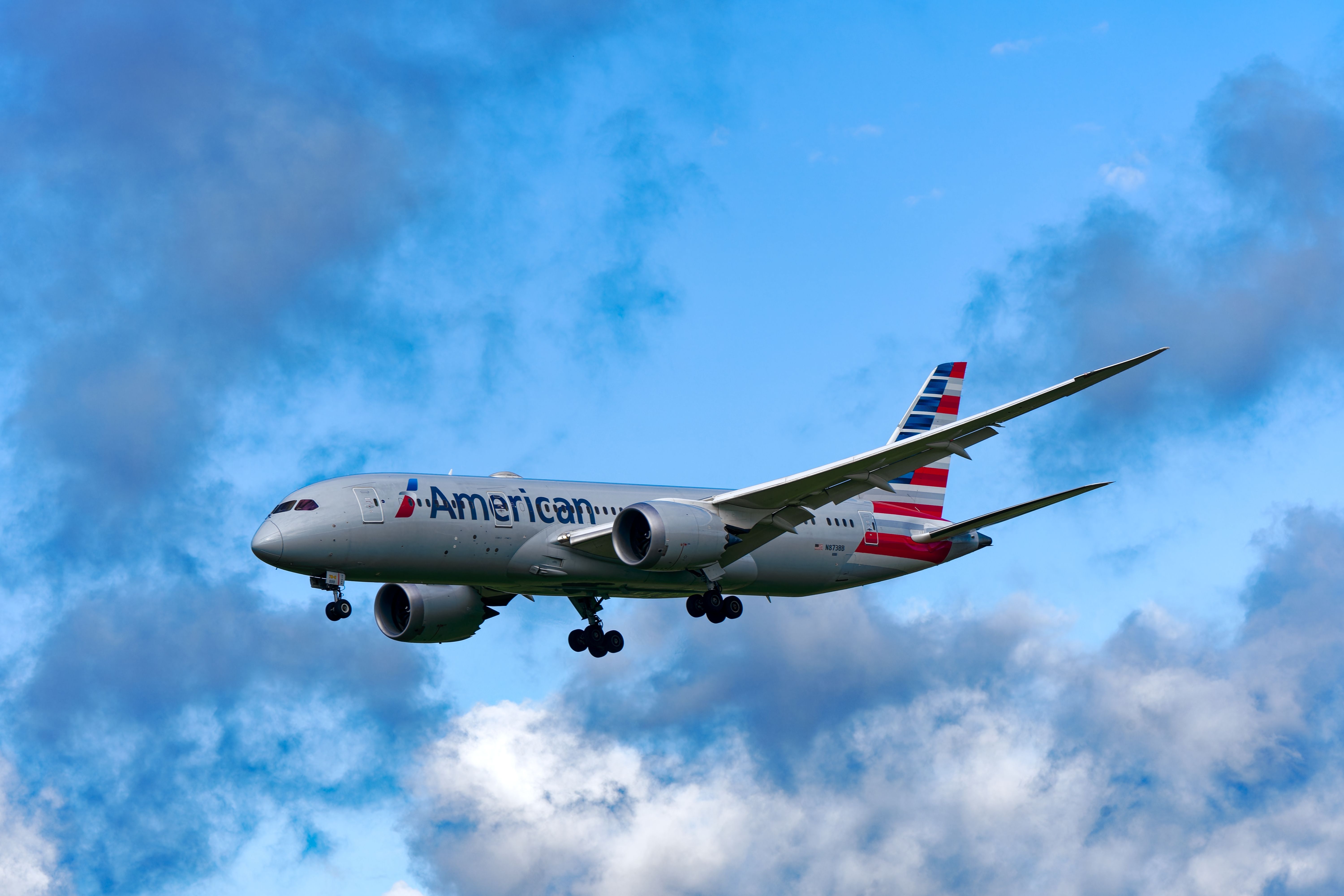 An American Airlines Boeing 787-8 Dreamliner landing