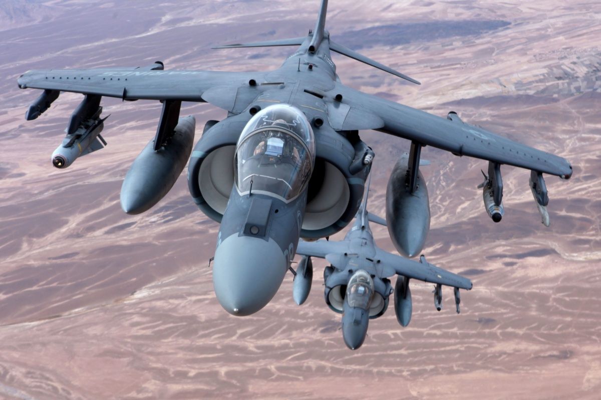 Pilotos do AV-8B Harrier com o Esquadrão de Ataque da Marinha