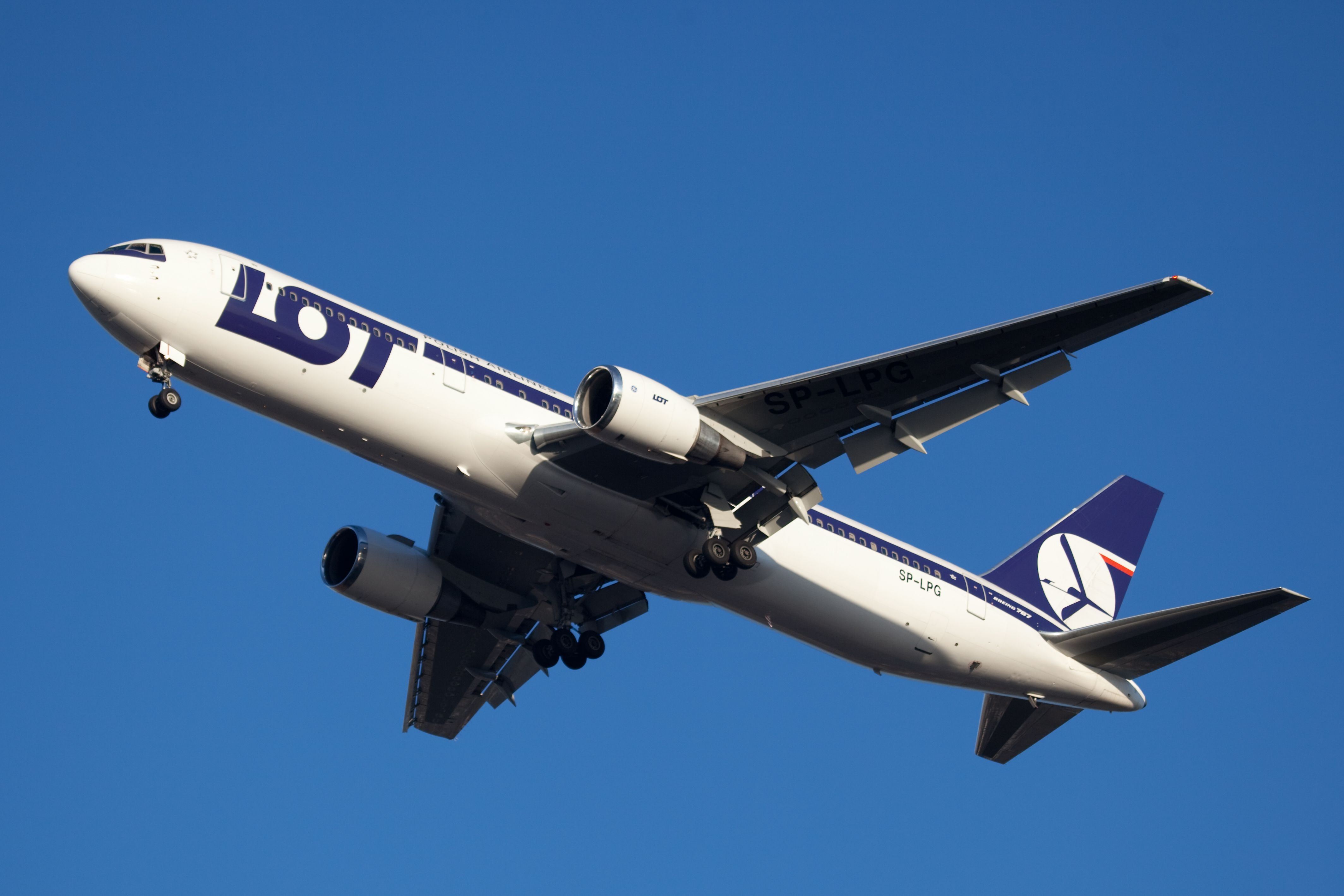 LOT Polish Airlines Boeing 767-300ER Landing In New York