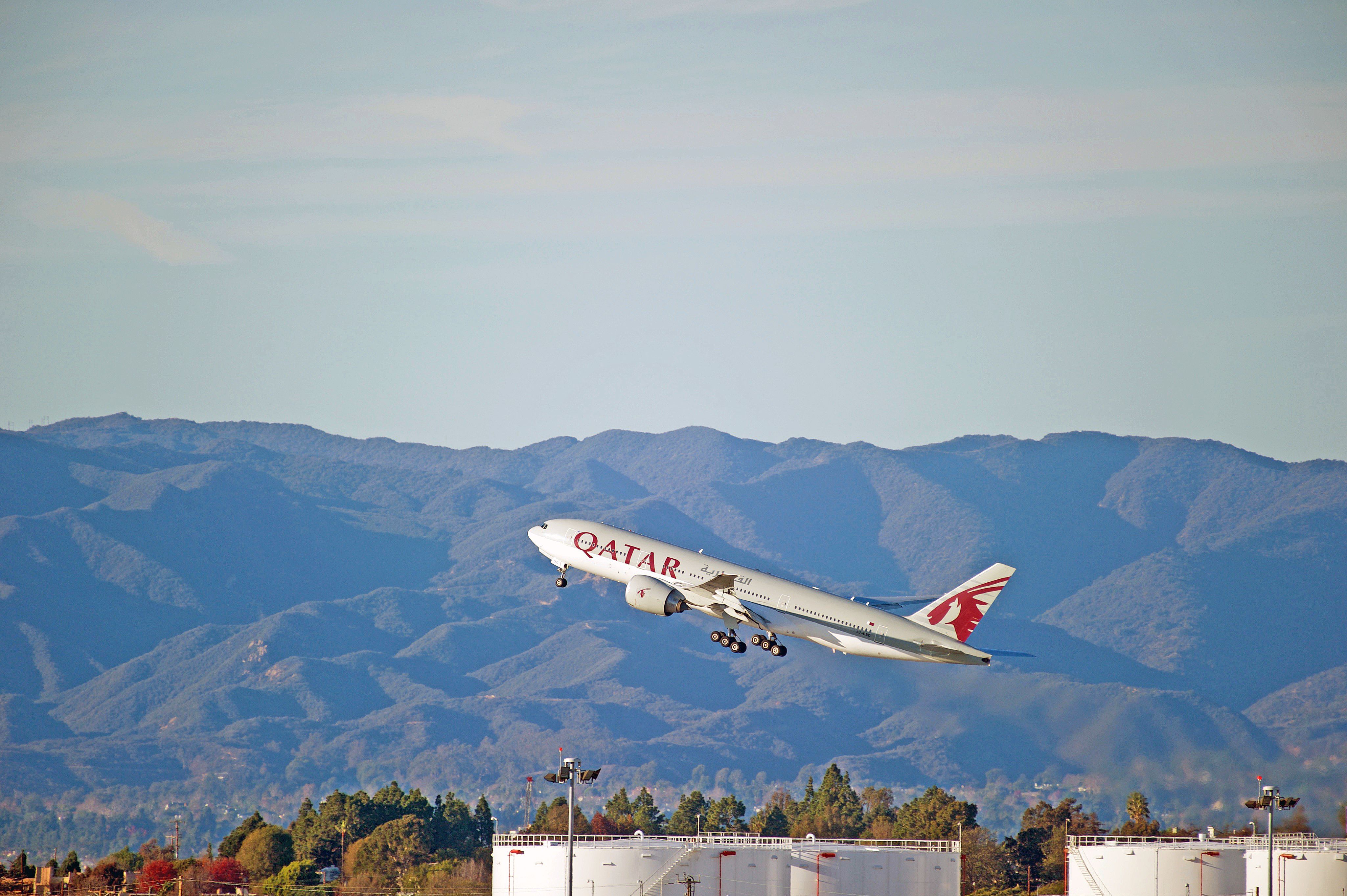 A Qatar Airways Boeing 777 leaving LAX