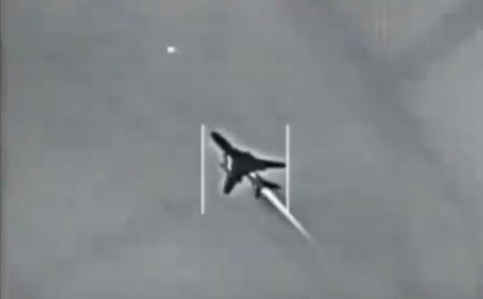 Syrian_Su-22_being_shot_down_by_Super_Hornet