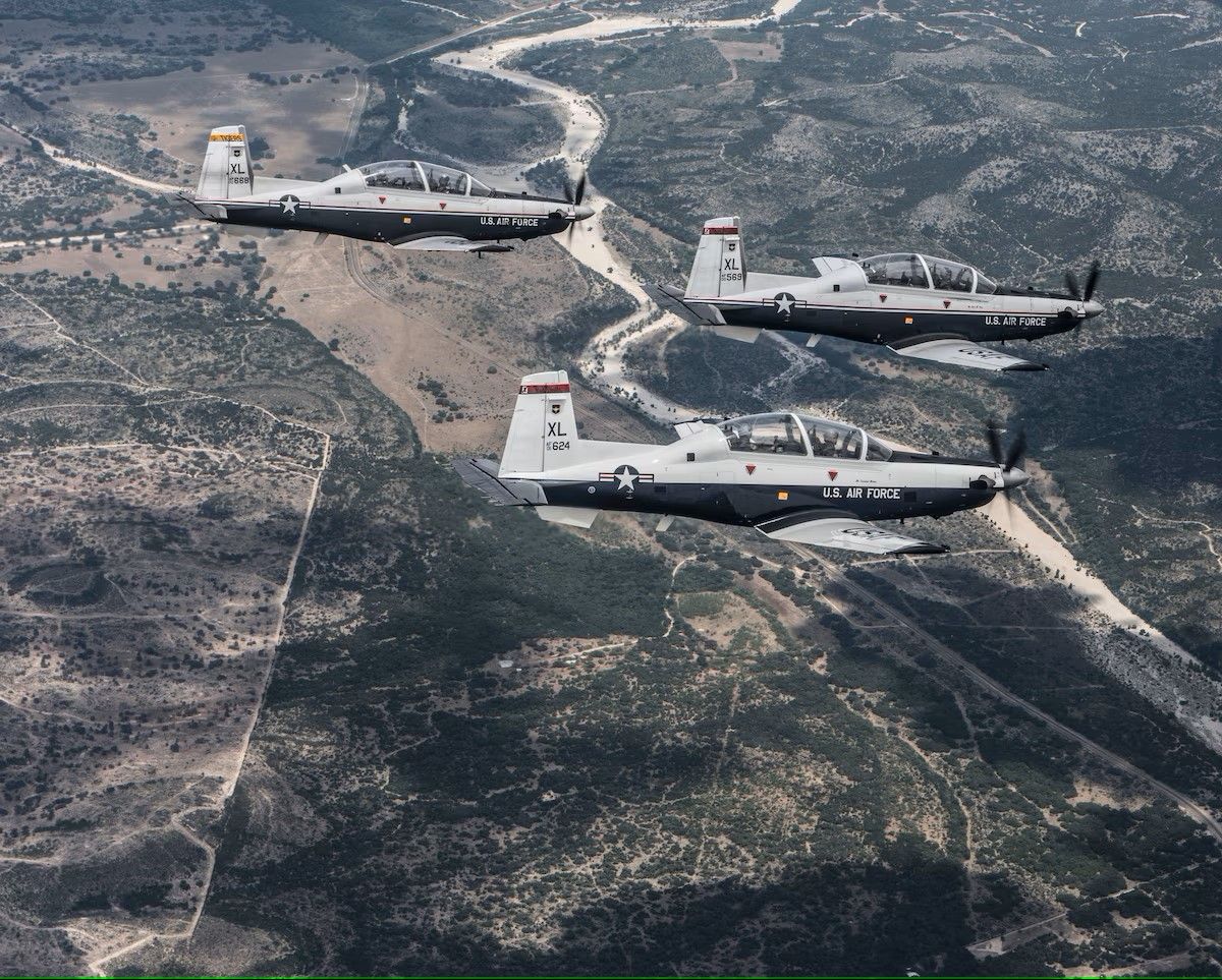 Three T-6 Texan IIs flying in formation (jpg)