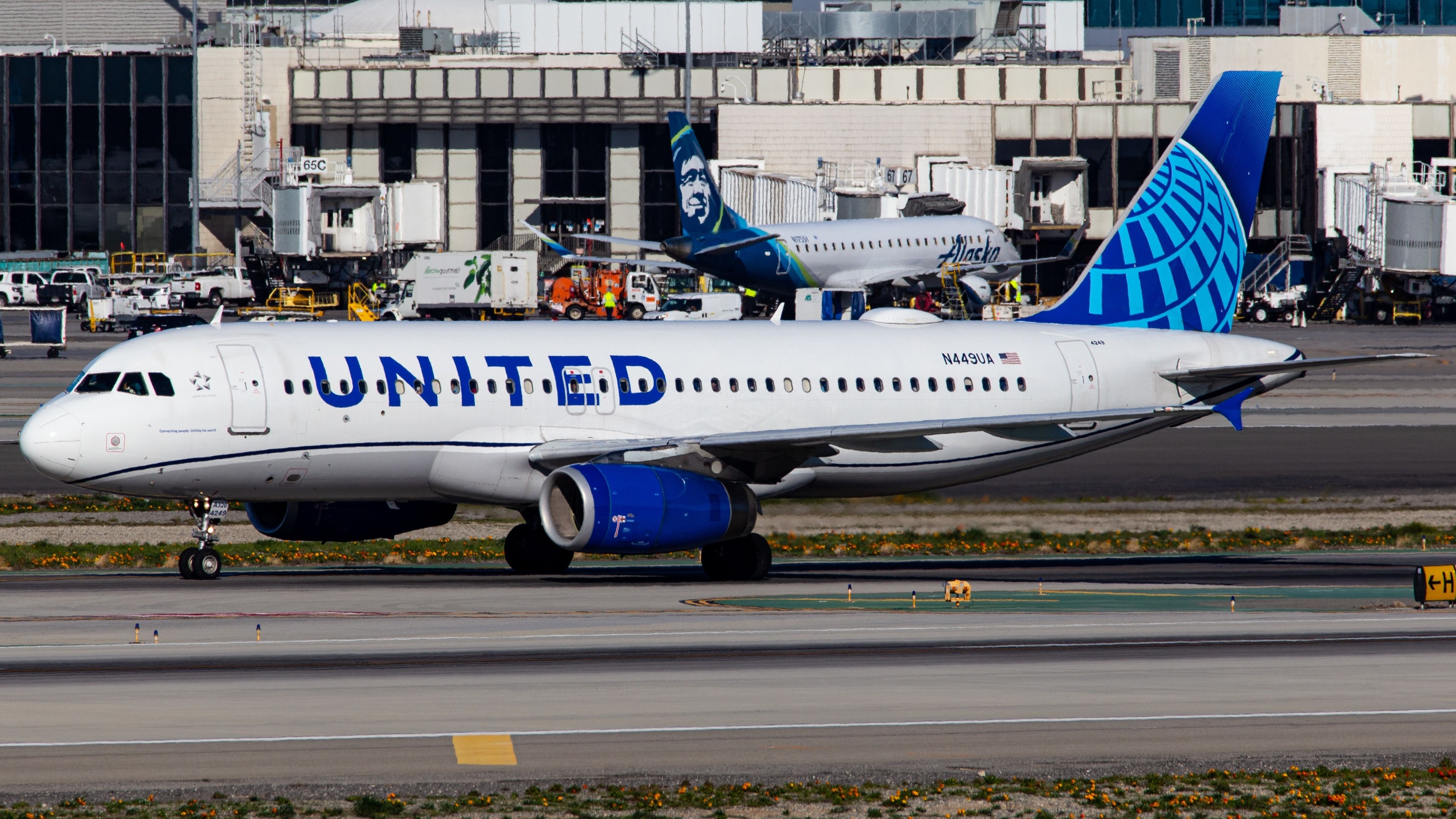 United Airlines Airbus A320 at LAX shutterstock_2475414731