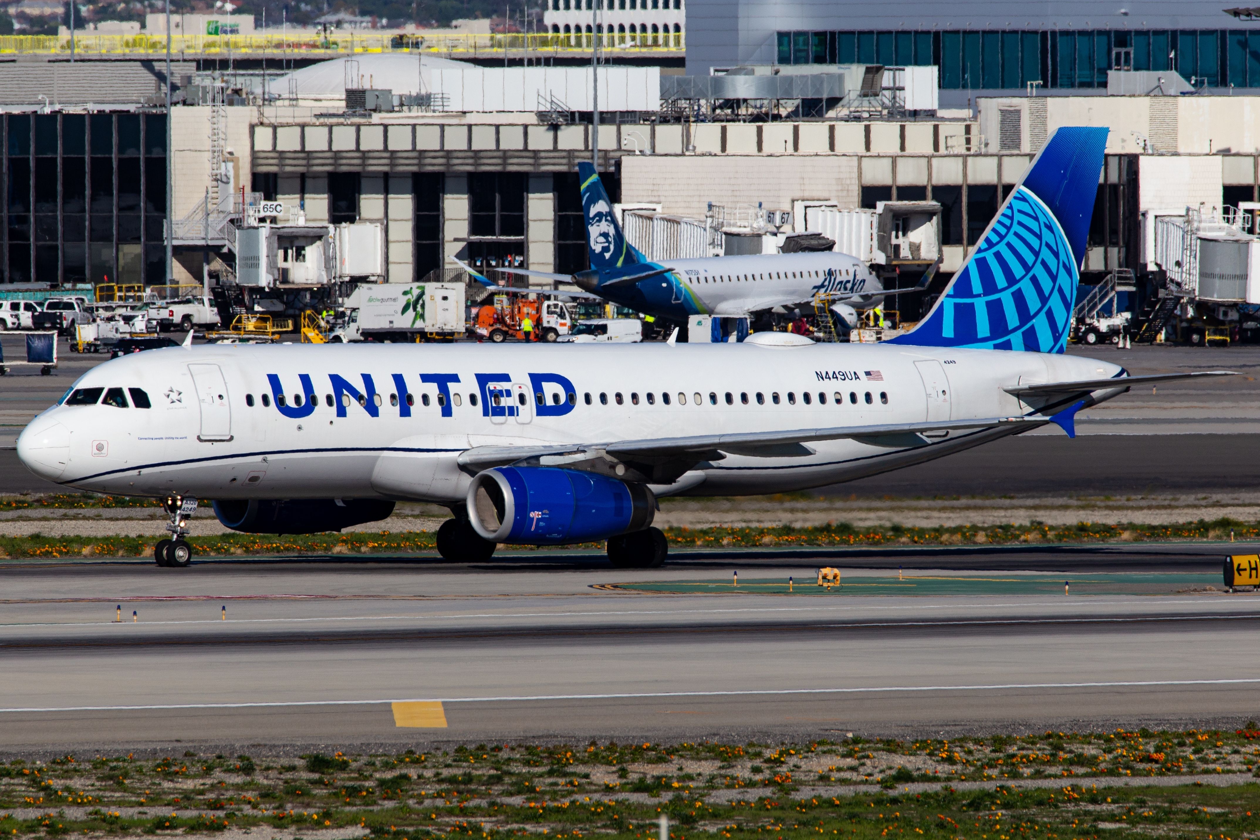 United Airlines Airbus A320 at Los Angeles International Airport LAX shutterstock_2475414731