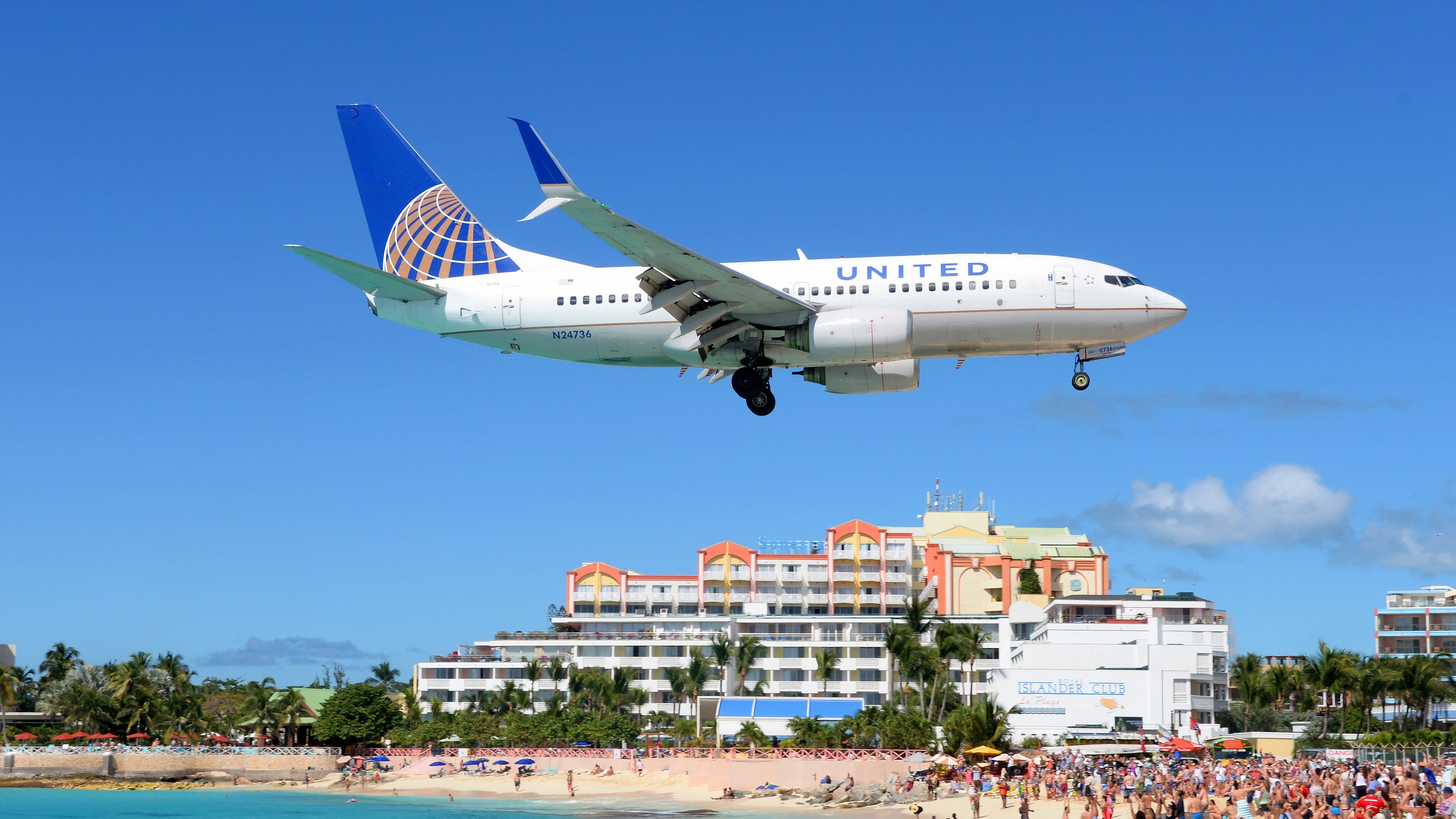 United Airlines old livery Boeing 737-700 landing shutterstock_1614583135