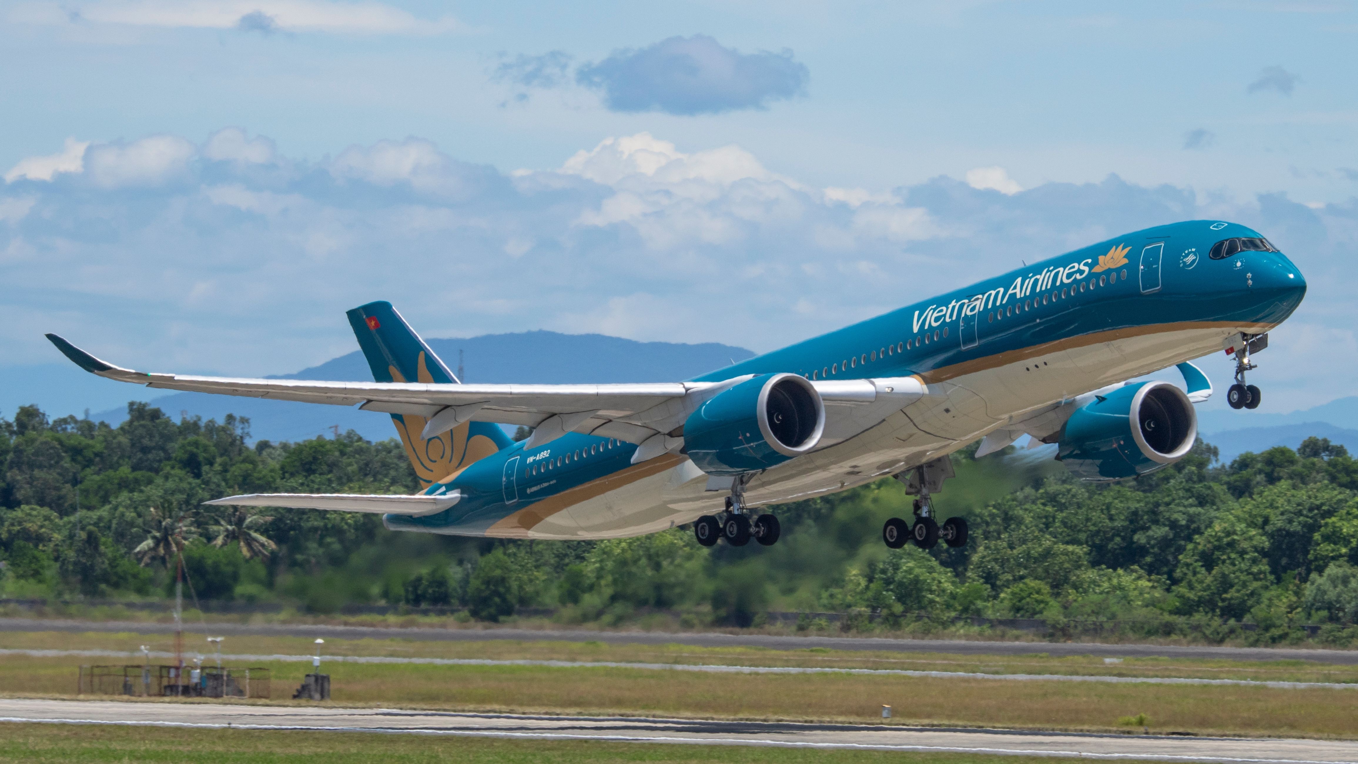 Vietnam Airlines Airbus A350-900 departing Da Nang shutterstock_2329317413