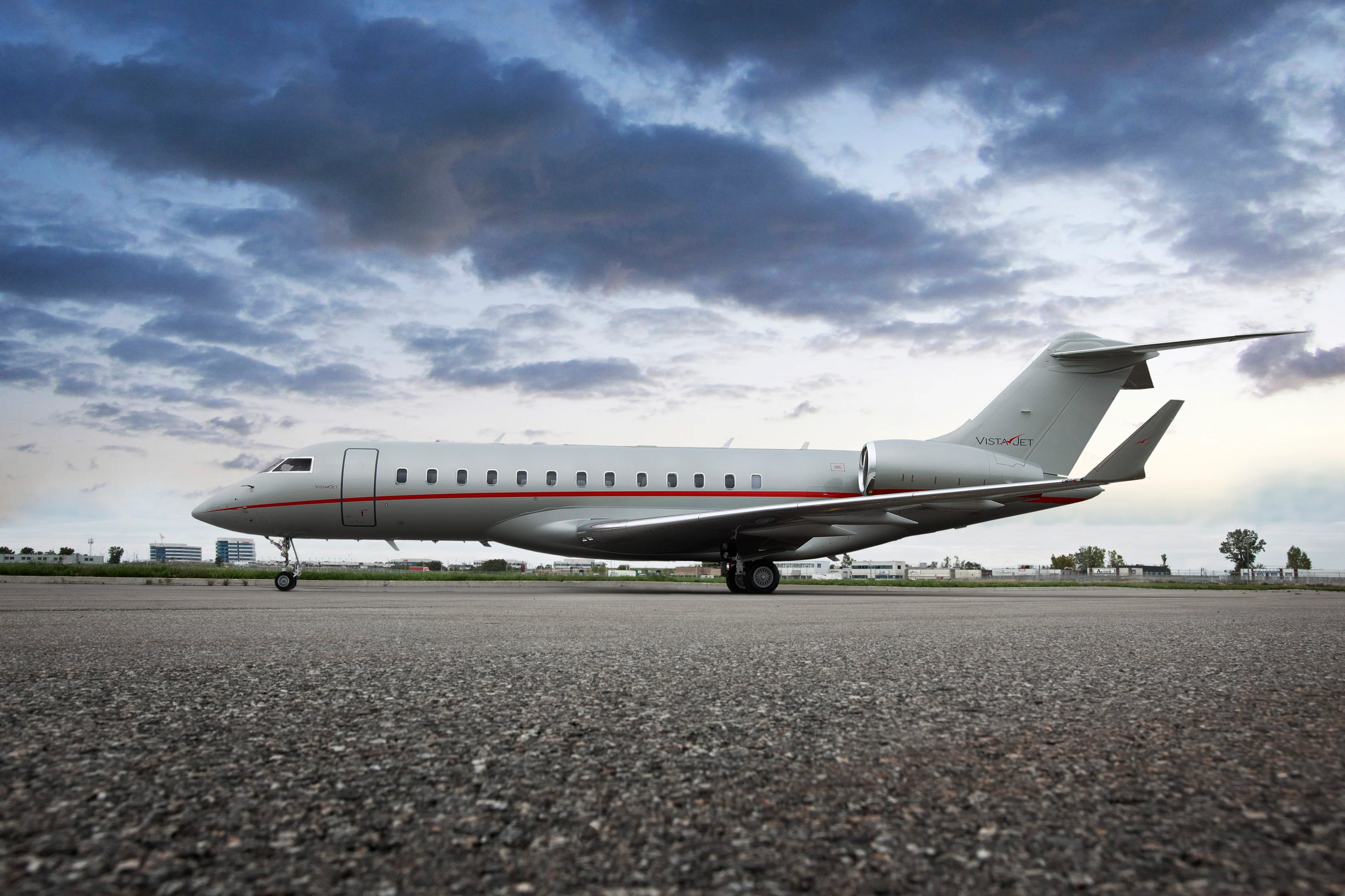 vistajet-global-6000-on-runway (1)