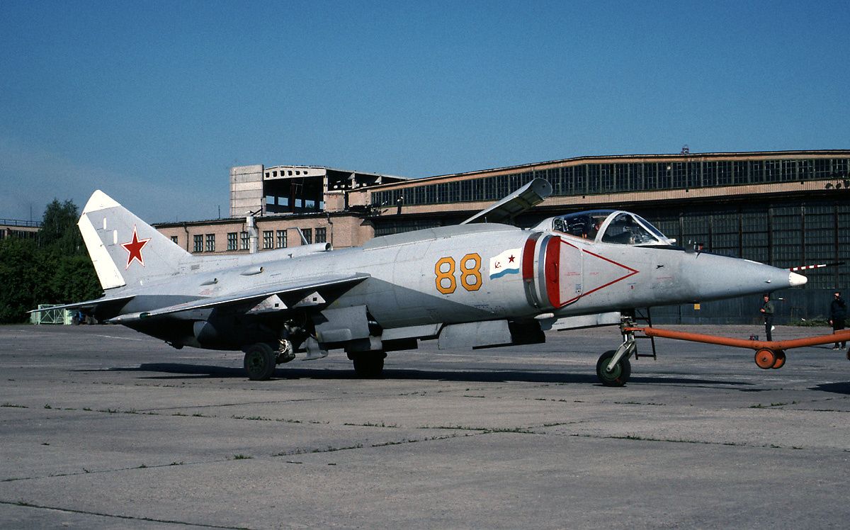 Yakovlev_Yak-38M_at_MAKS-1993_airshow