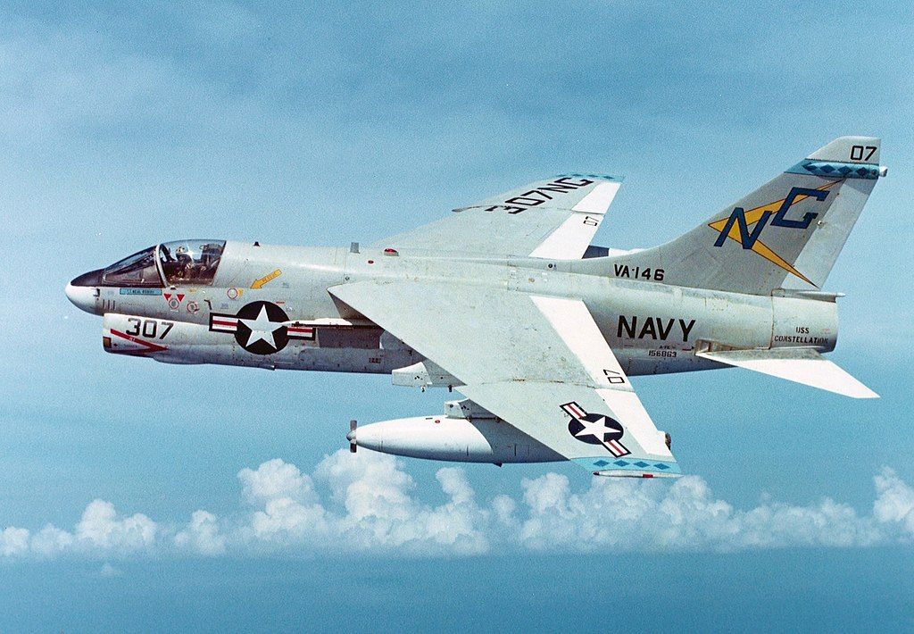 1024px-A-7E_Corsair_II_of_VA-146_in_flight_on_16_November_1974_(NNAM.1996.253.7100.039)