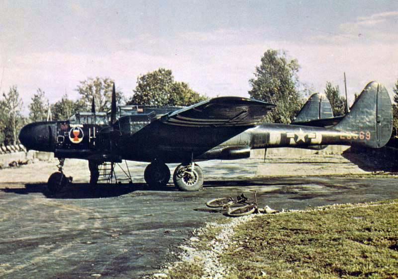 425th_Night_Fighter_Squadron_P-61_Black_Widow_42-5569_with_D-Day_invasion_stripes