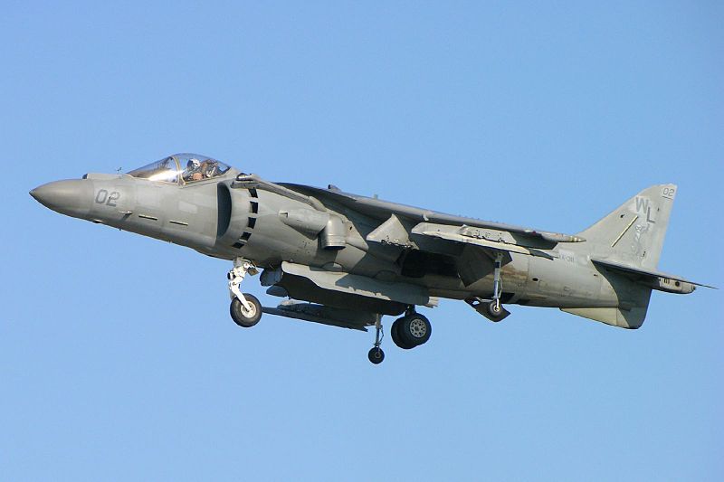 800px-United_States_Marine_Corps_AV-8B_Harrier_II_hovering