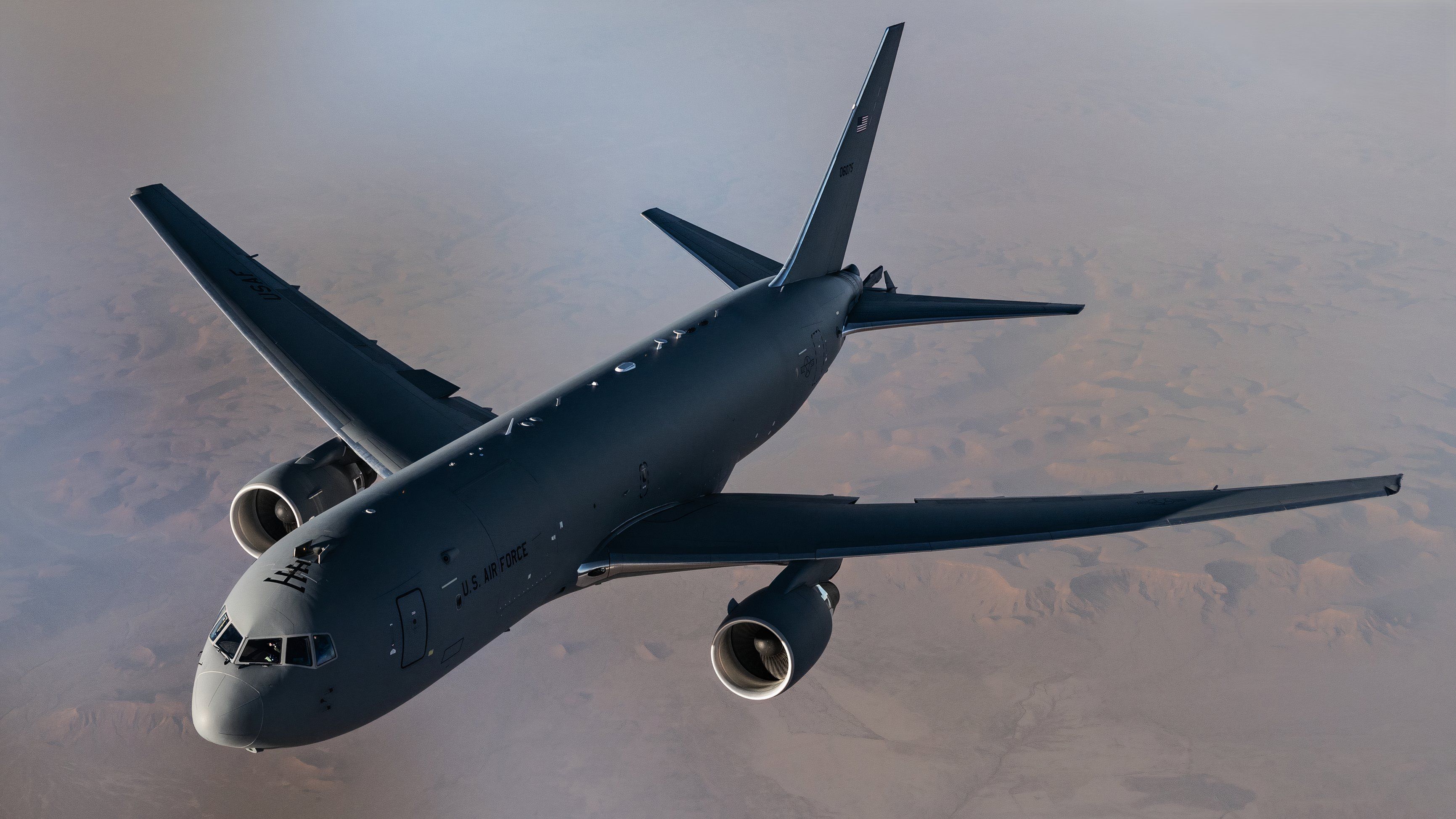 El avión de reabastecimiento aéreo KC-46A Pegasus de la Fuerza Aérea de ...