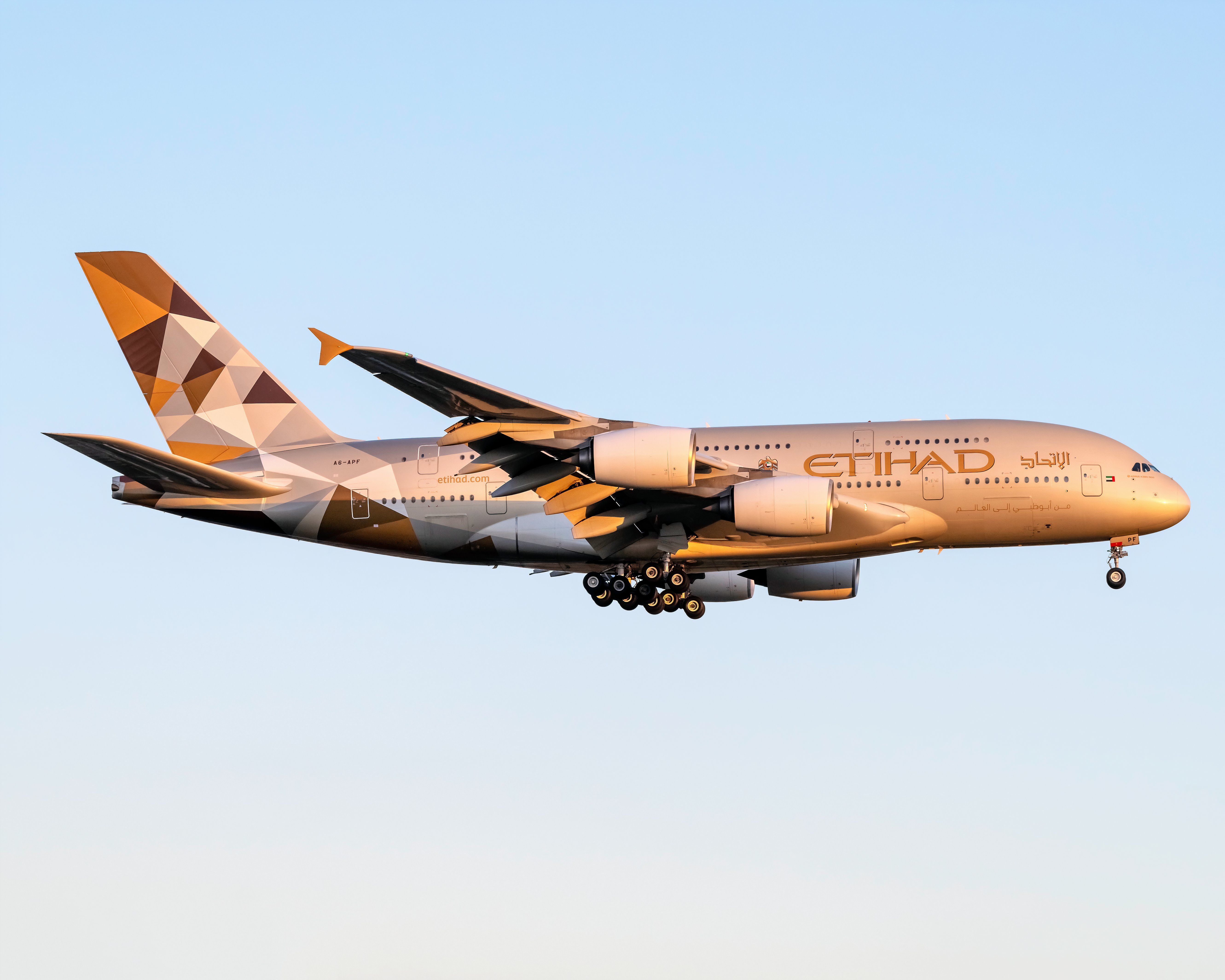 A6-APF Etihad Airways Airbus A380-861 (1)