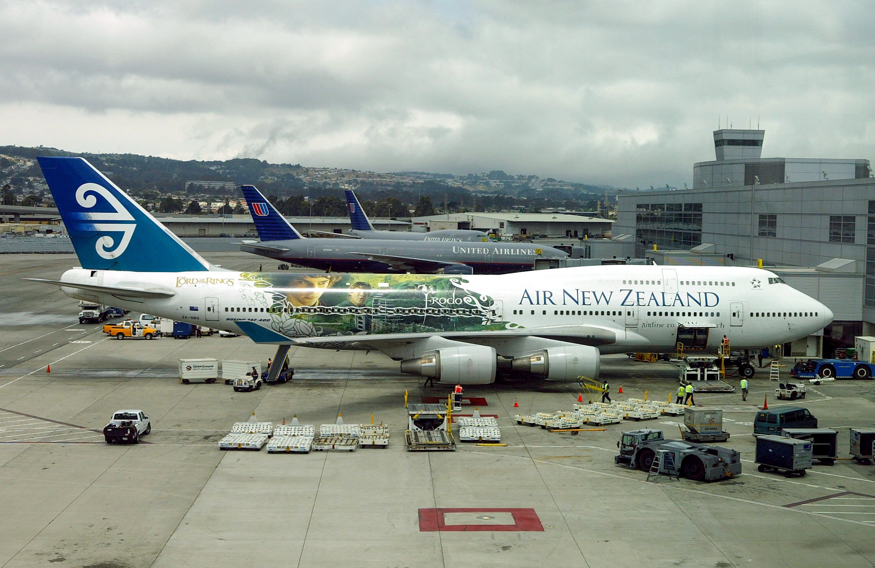 Air New Zealand Boeing 747 in SFO 30 June 2004