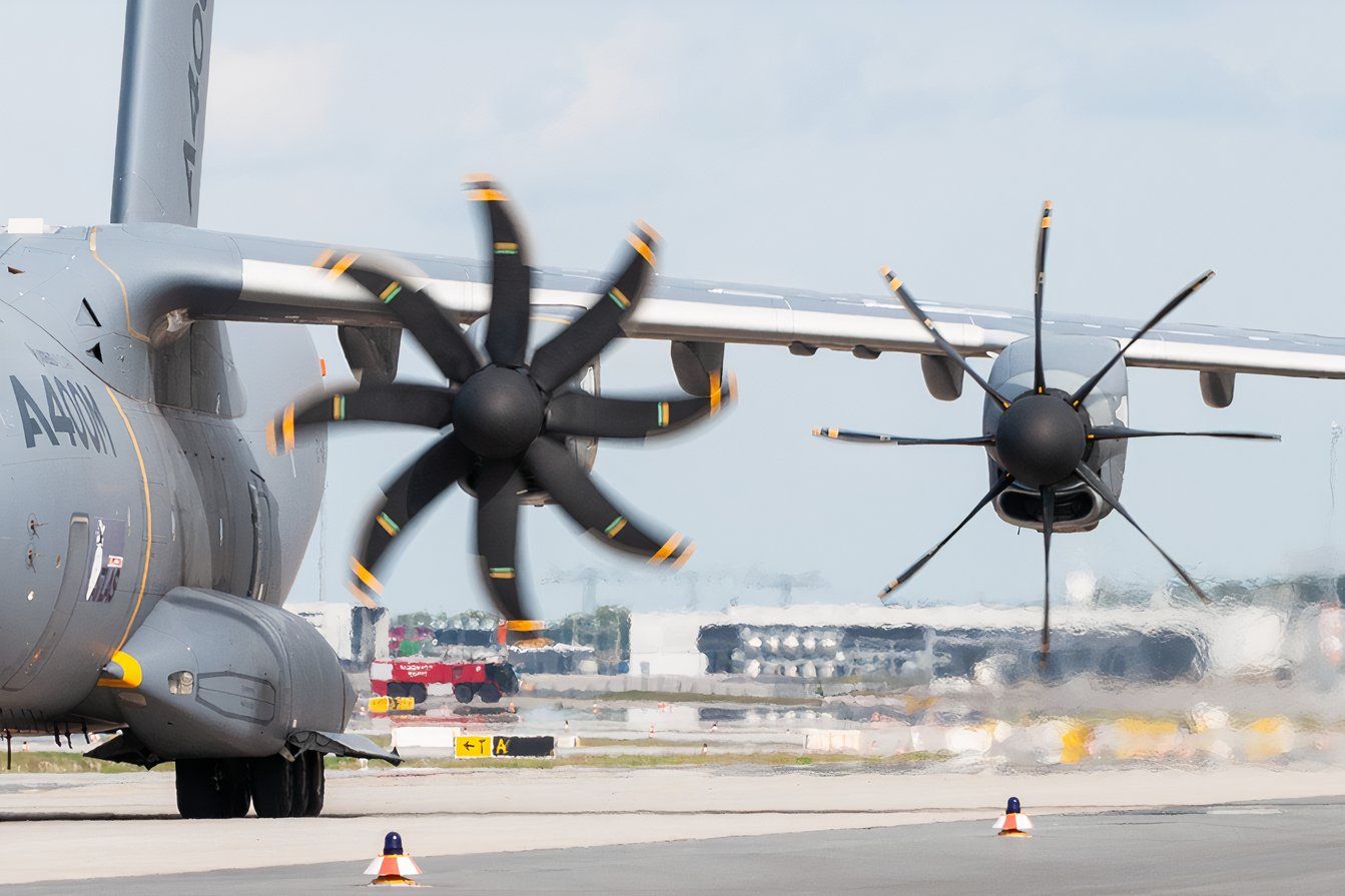 Airbus_A400M_EC-404_ILA_2012_11_(cropped2)