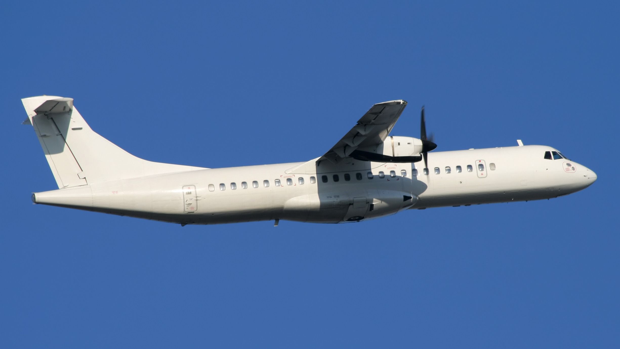 All-white ATR 72-600 shutterstock_22544065-1