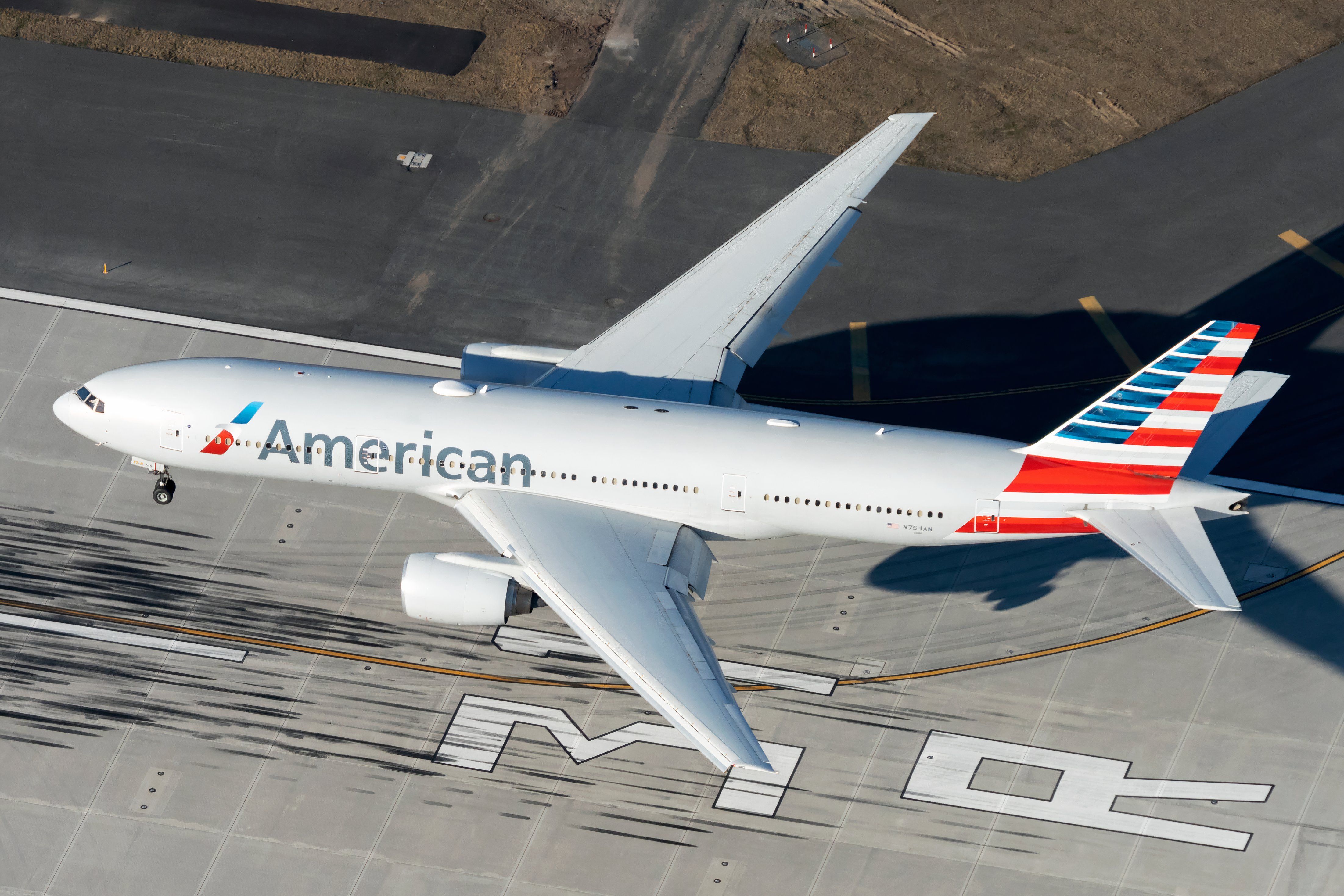 American Airlines Boeing 777-200 enters the runway