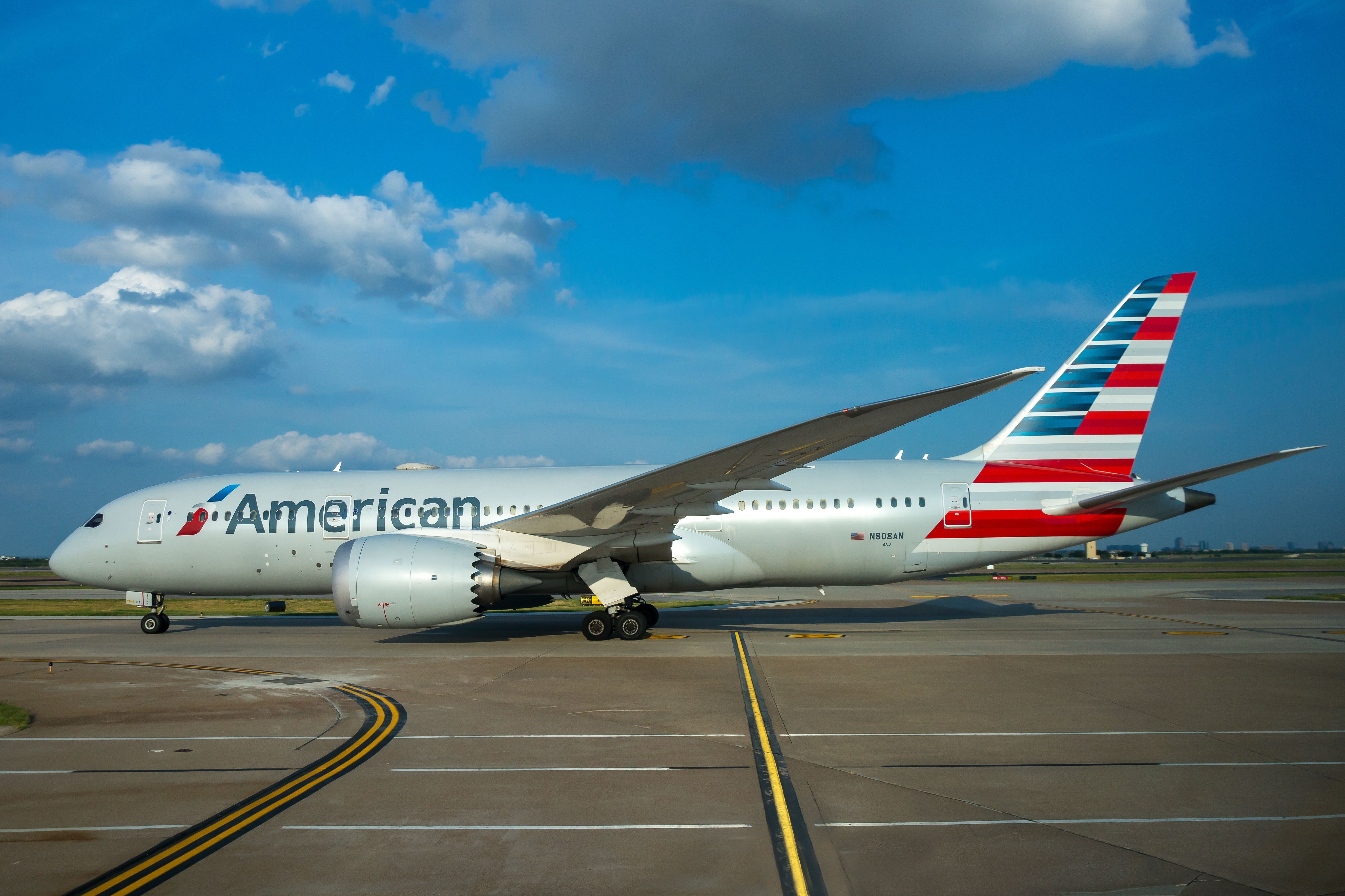 American Airlines Boeing 787-8 taxiing