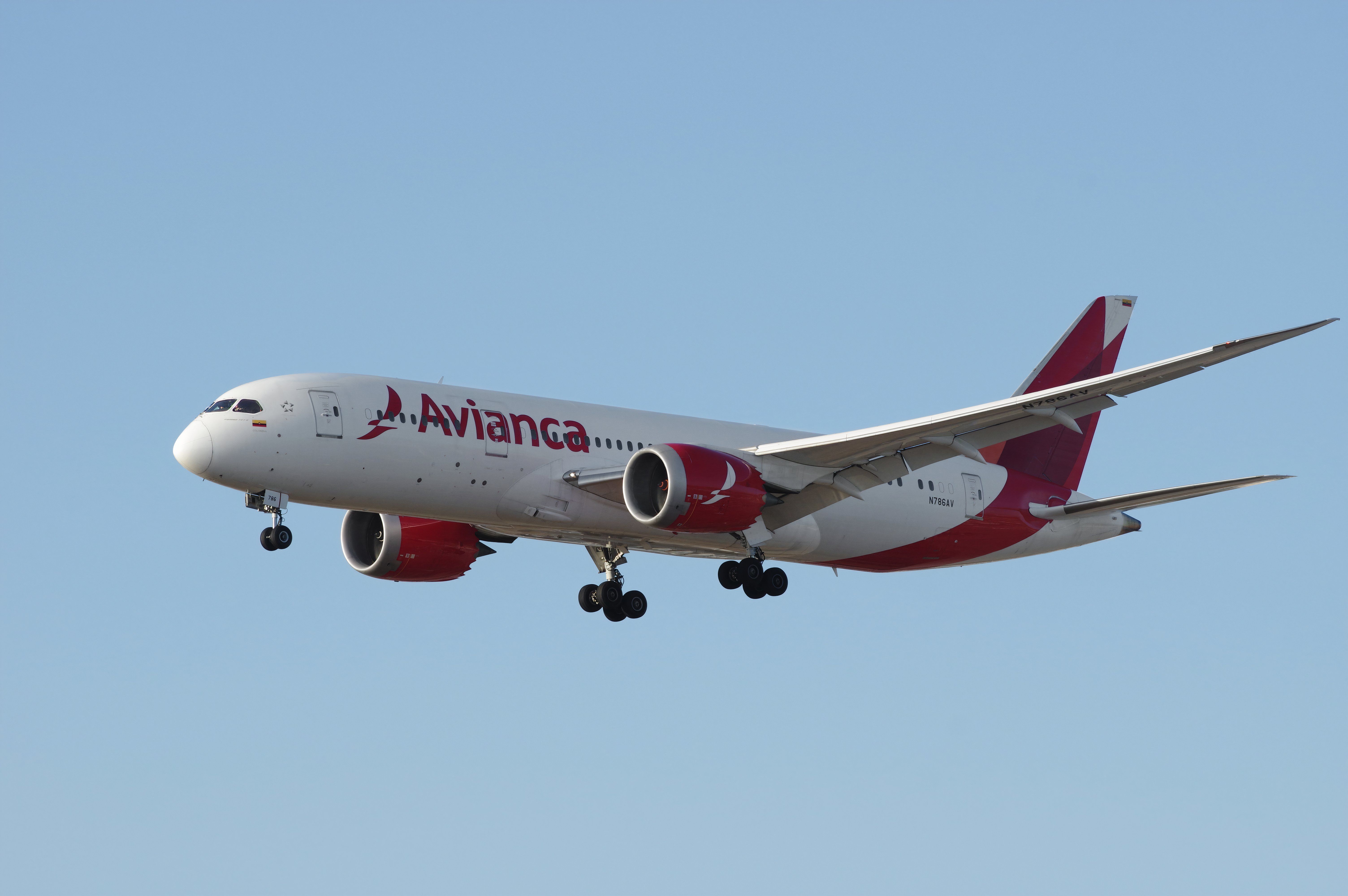 Avianca 787-8 final approach shutterstock_2149159177