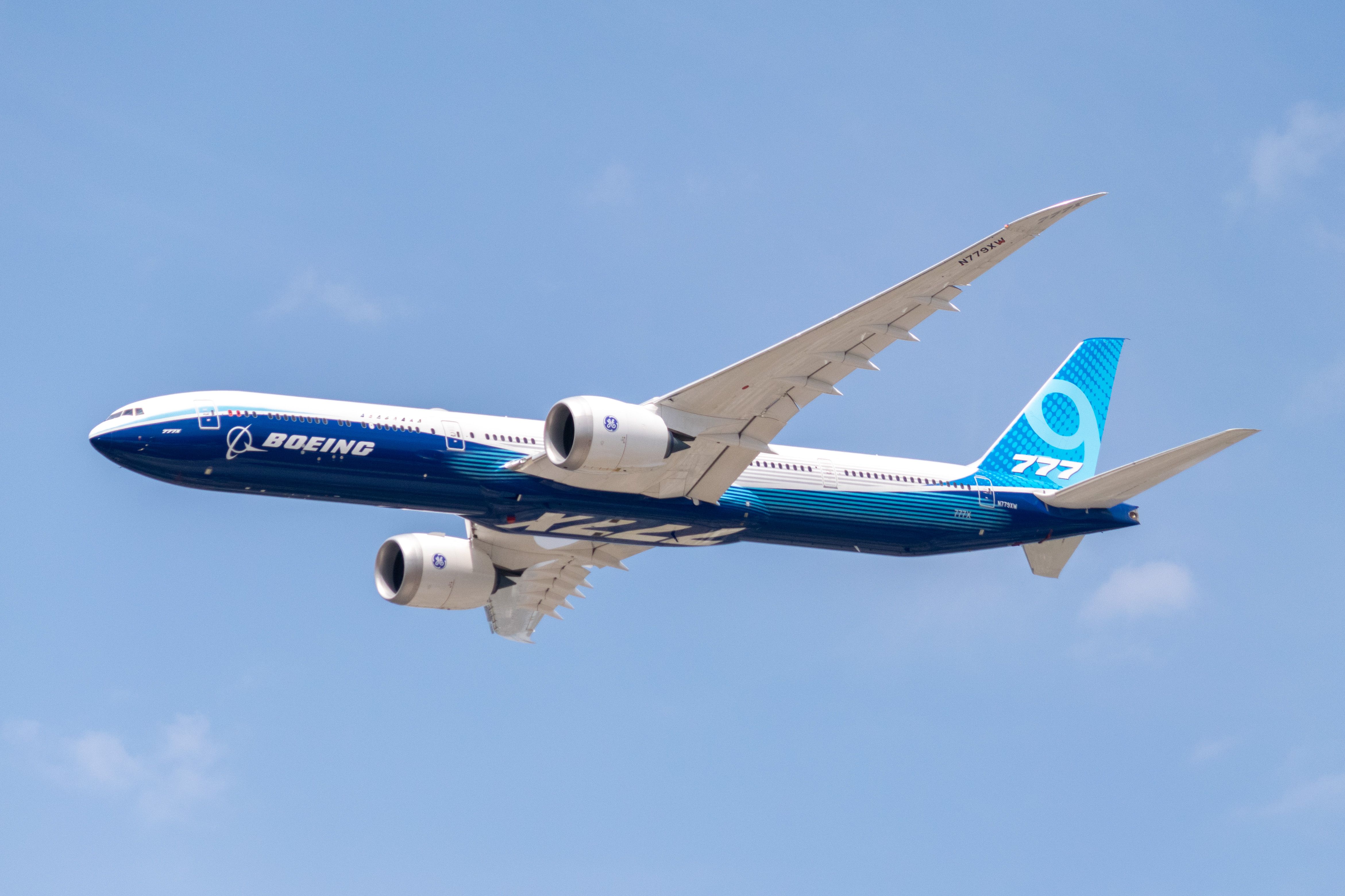 Boeing 777X flying