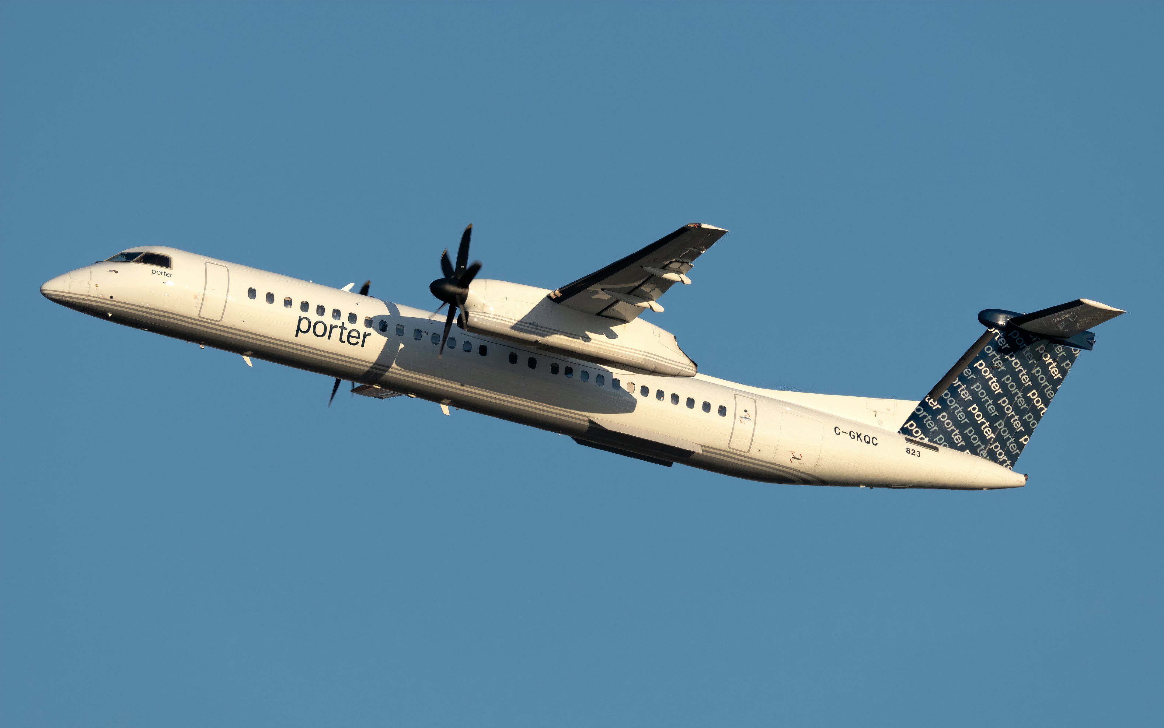 C-GKQC Porter De Havilland Canada Dash 8-400 (1)