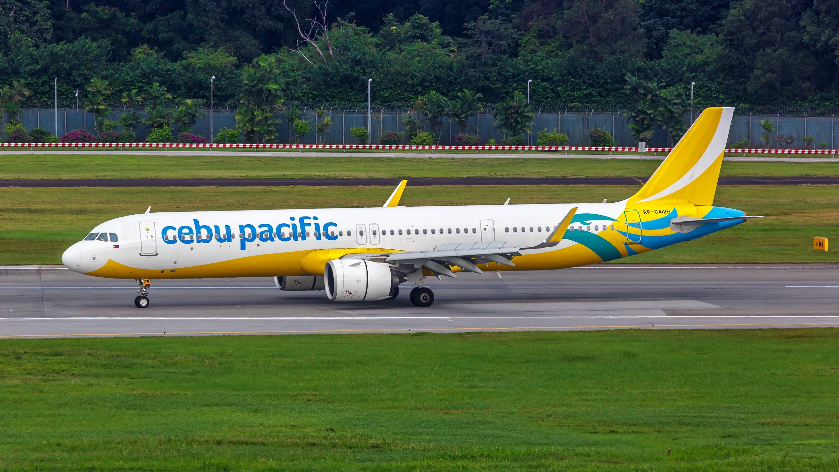 Cebu Pacific Air Airbus A321neo landing at SIN shutterstock_2418144693