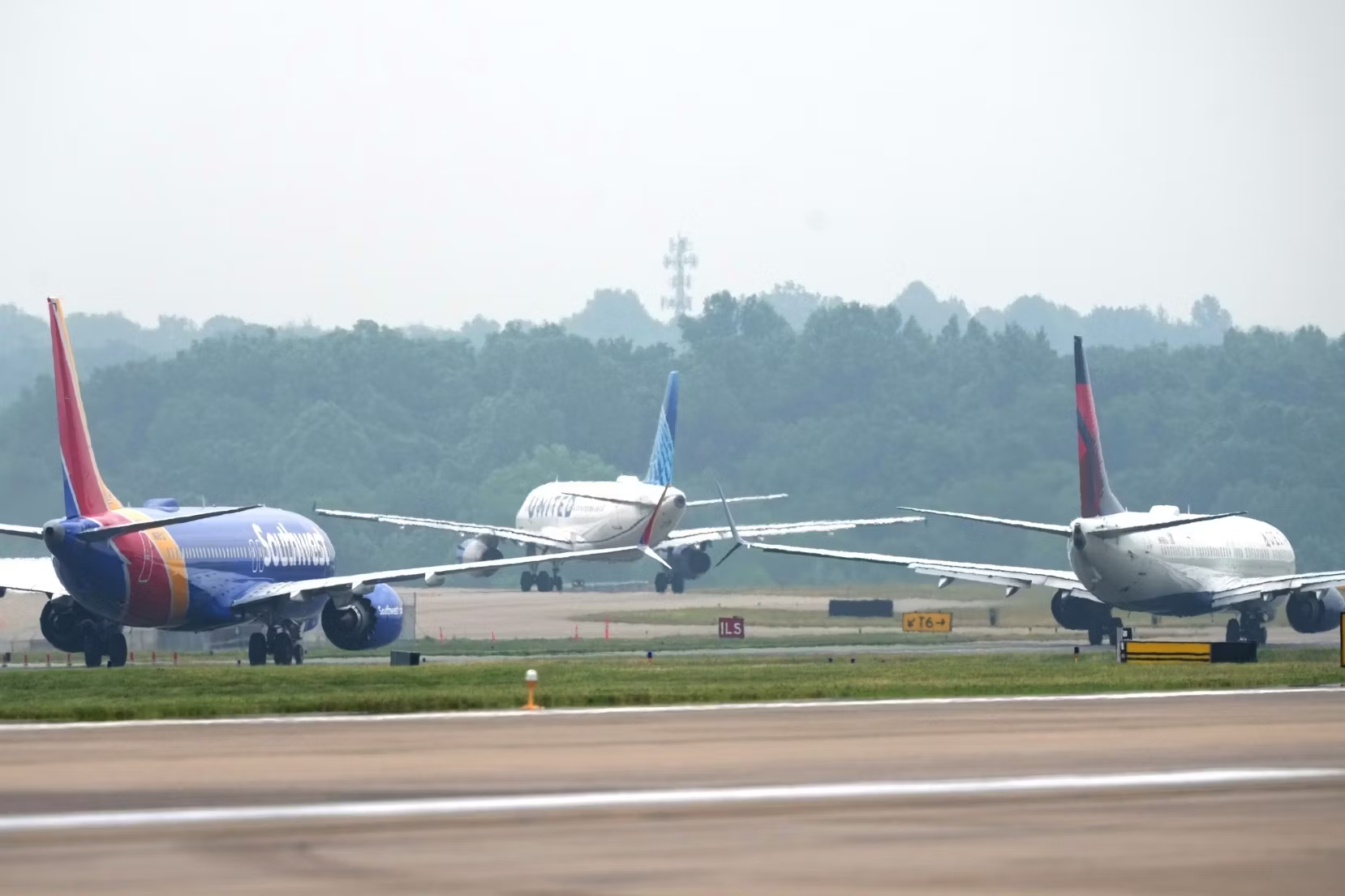 Aircraft at Nashville International Airport (PHX)