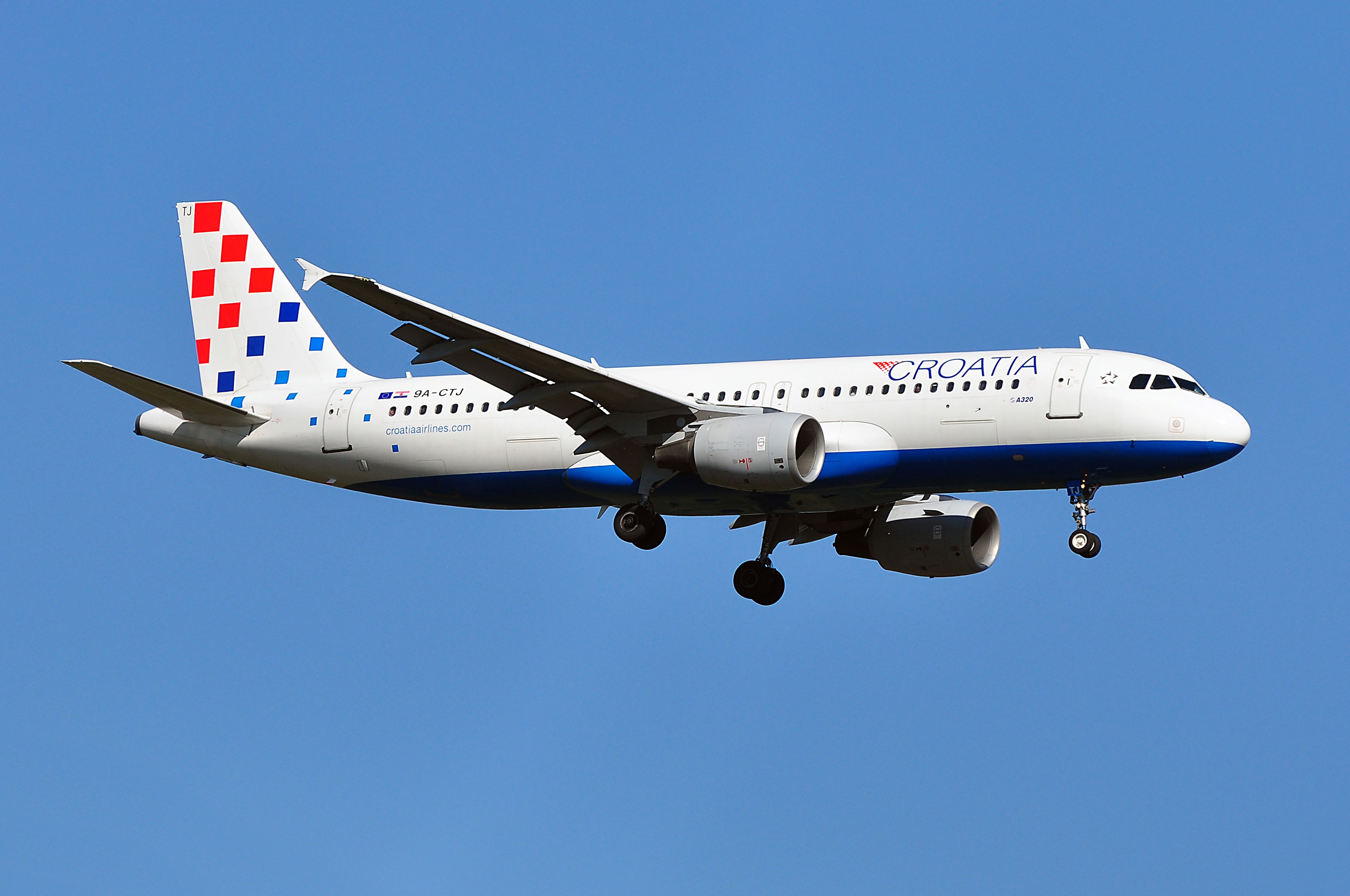 Croatia Airlines Airbus A319 landing at FRA shutterstock_410177287