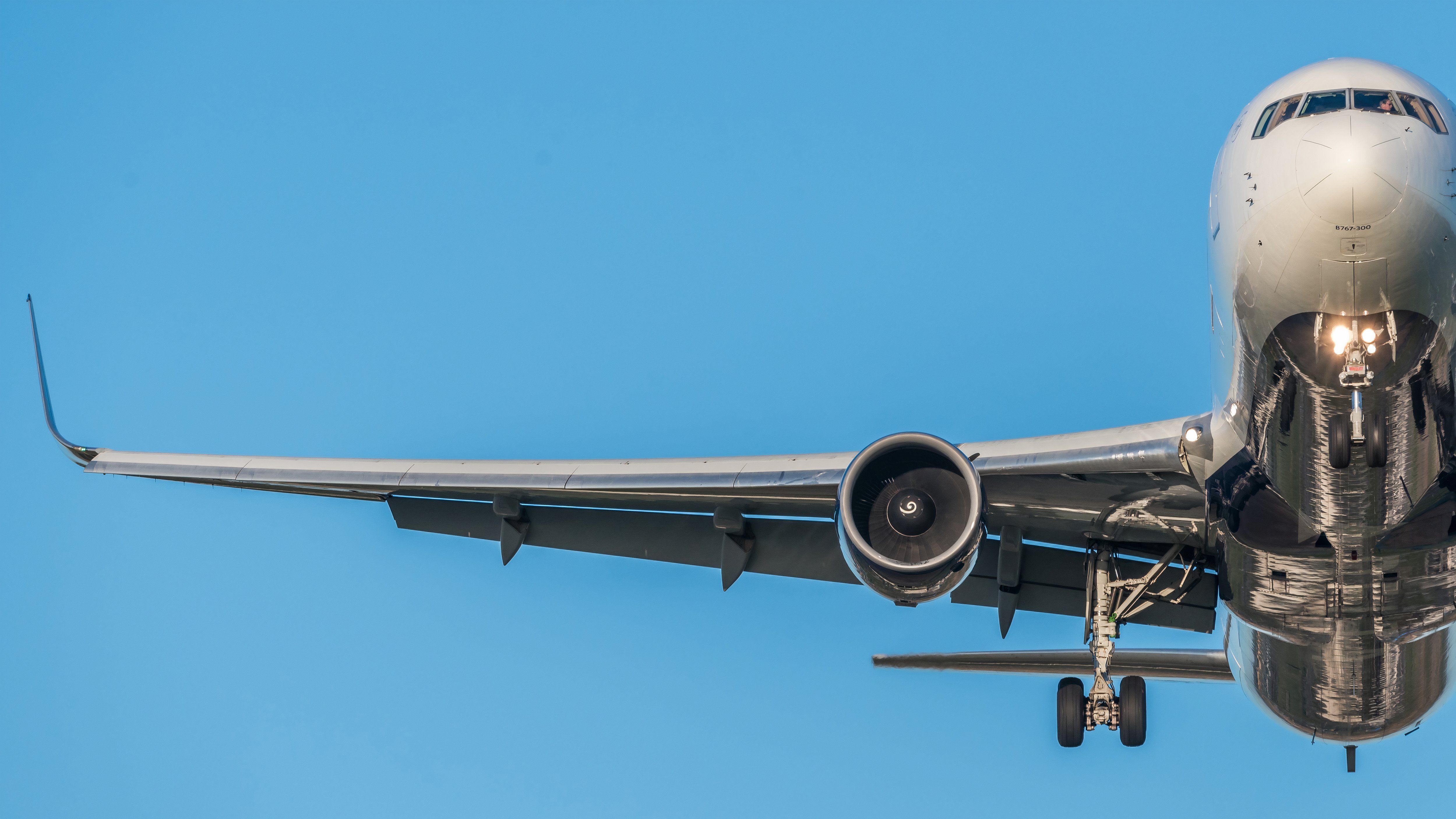 Delta 767-300er在最終進近1 shutterstock_1226117983-1