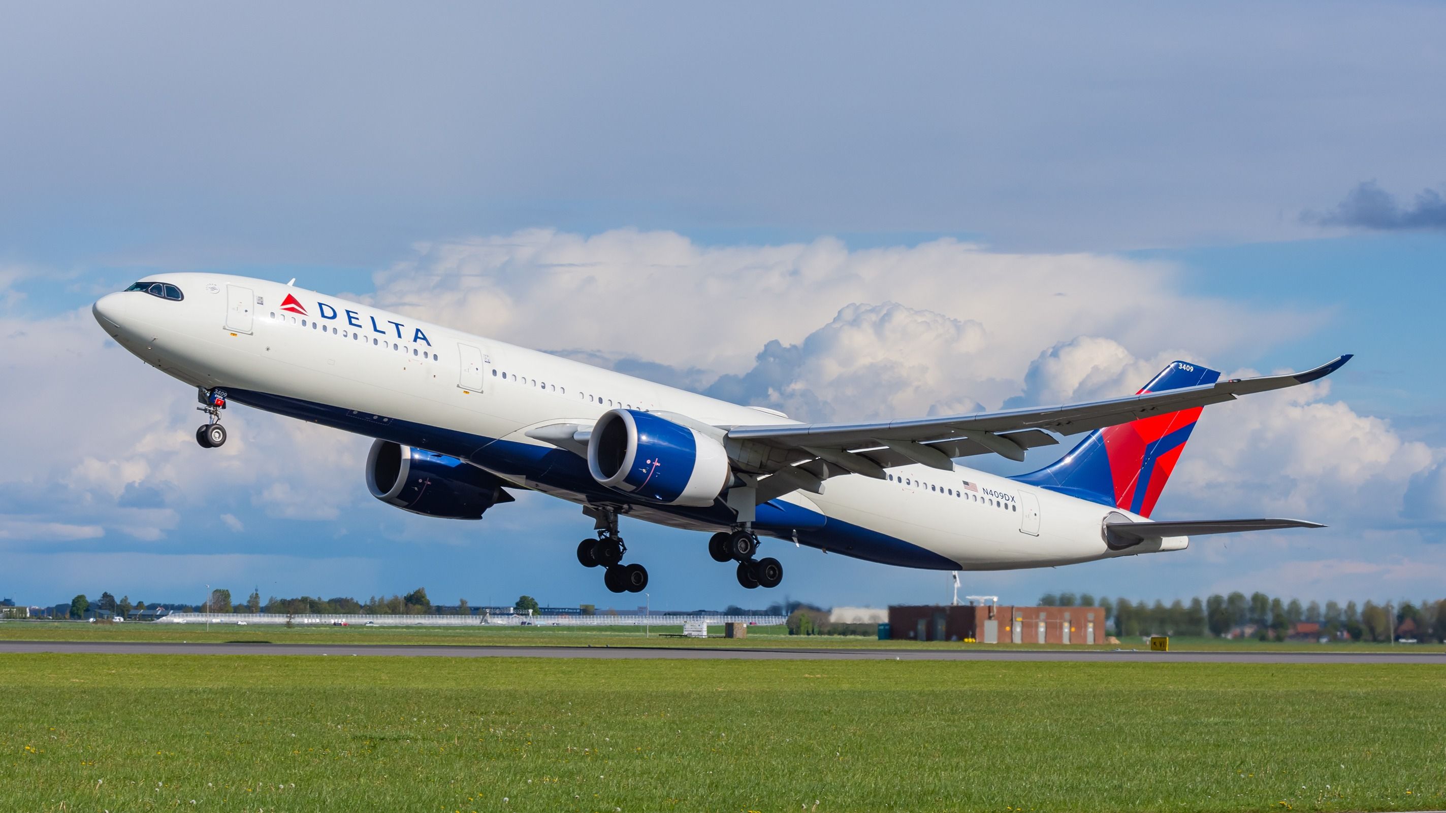 Delta Air Lines Regains Fitch Investment-Grade Rating