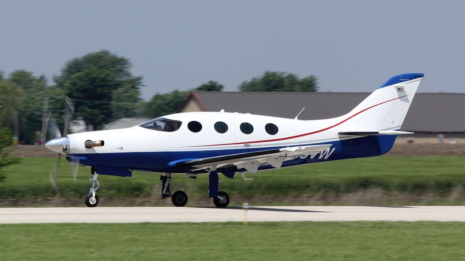 Epic LT aircraft on the ground by Epic Aircraft