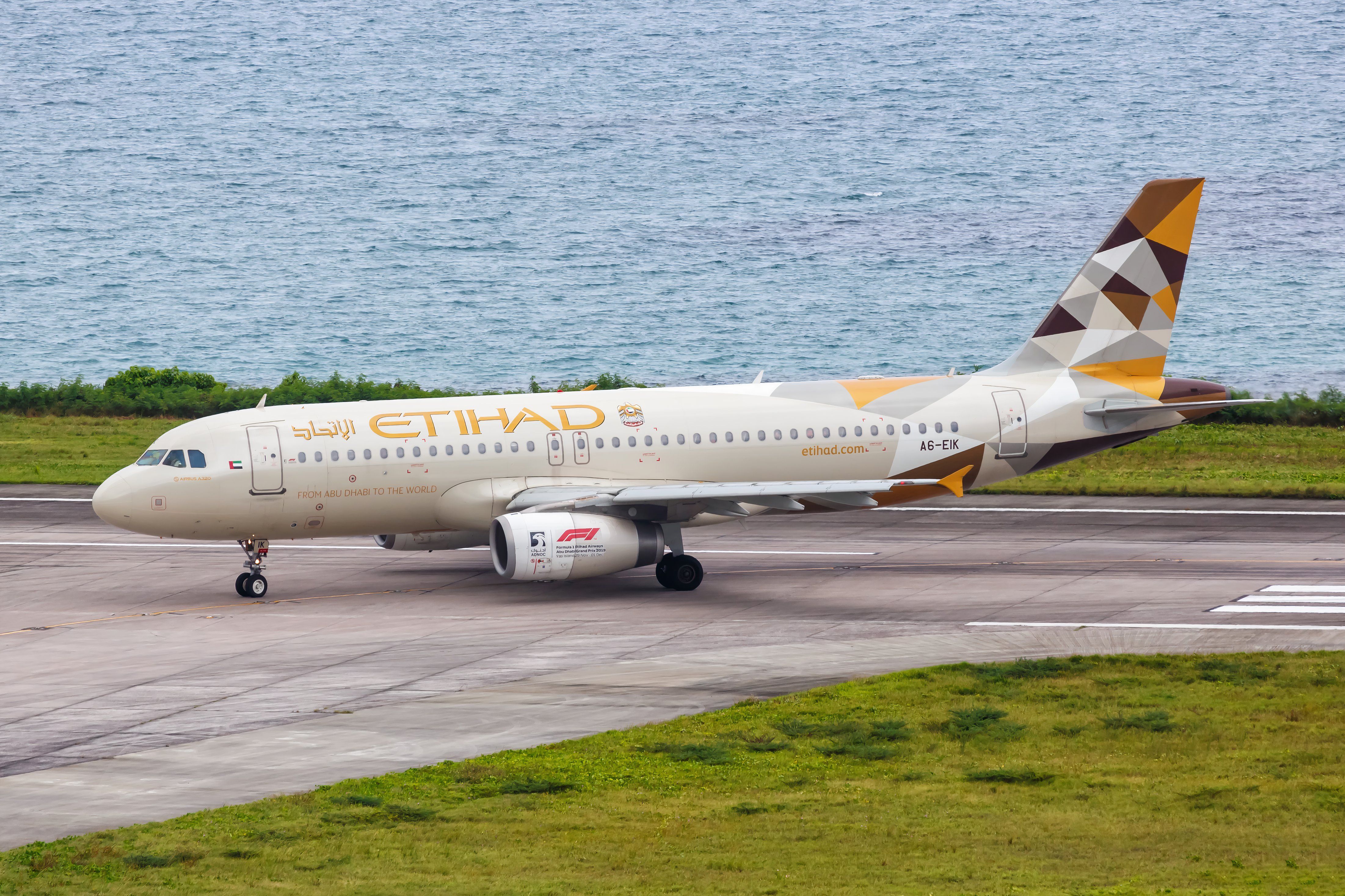 Etihad A320 taxiing