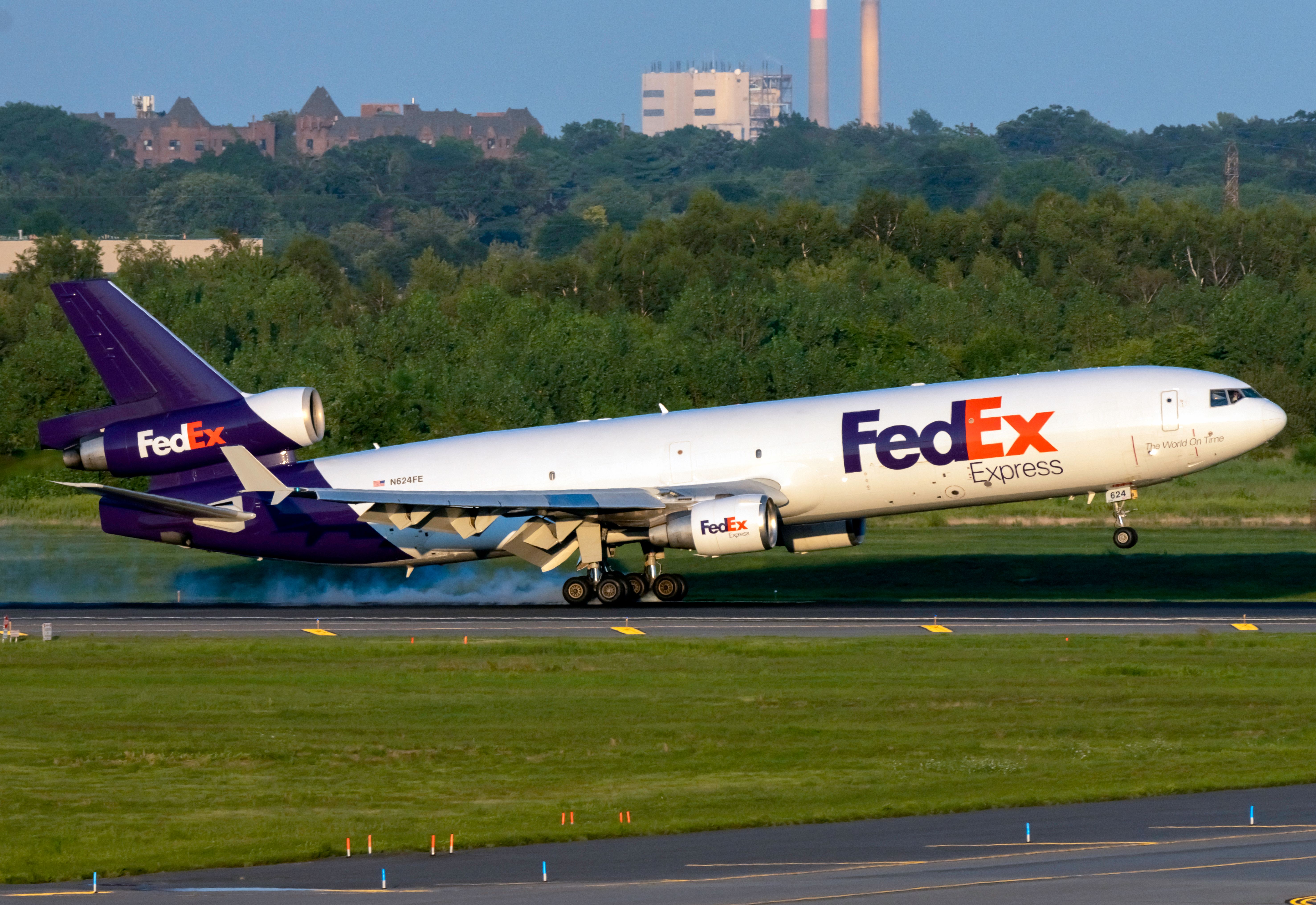 FedEx McDonnell Douglas MD-11F landing