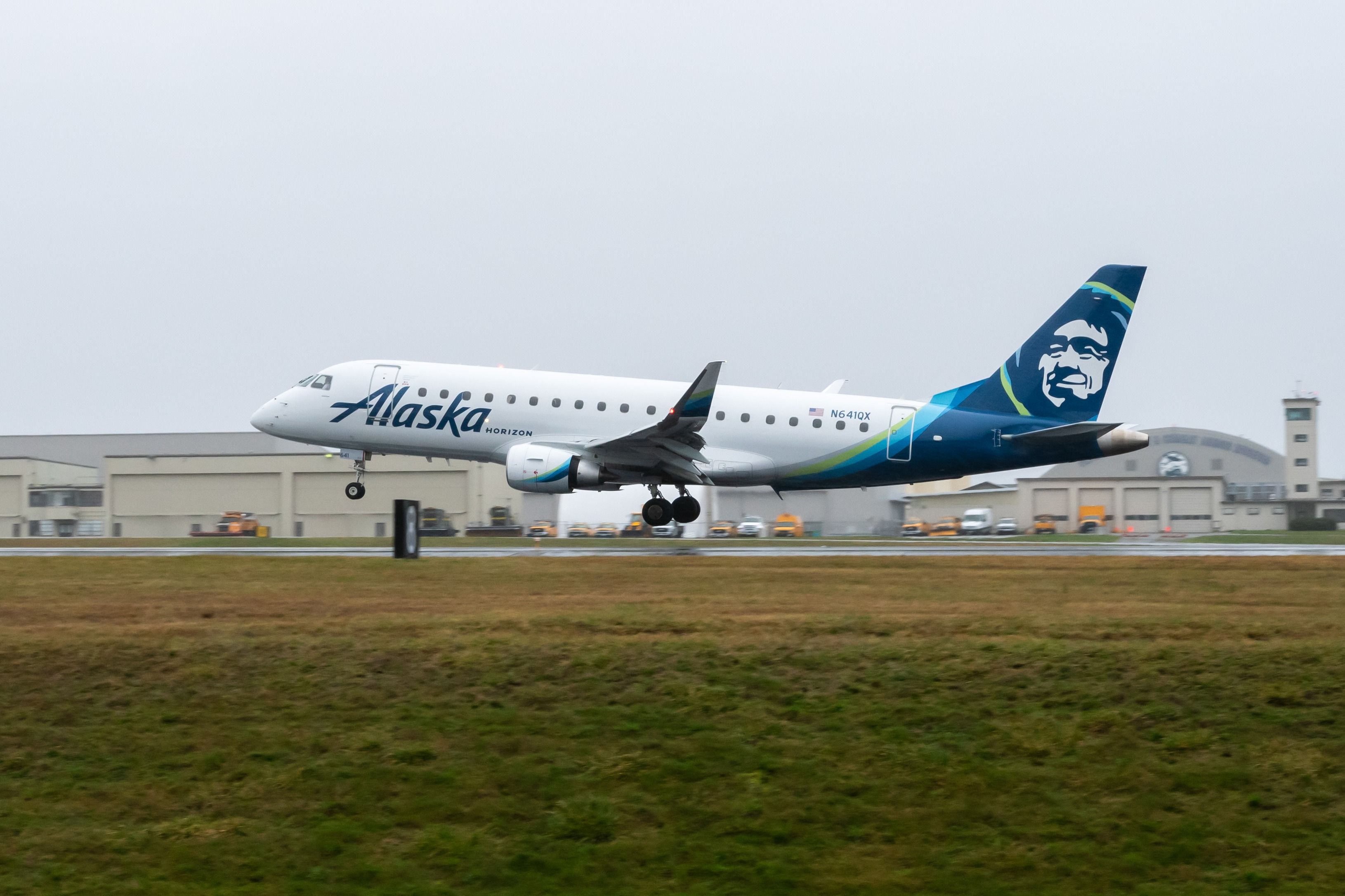 Horizon Air Embraer E175 landing at Paine Field.