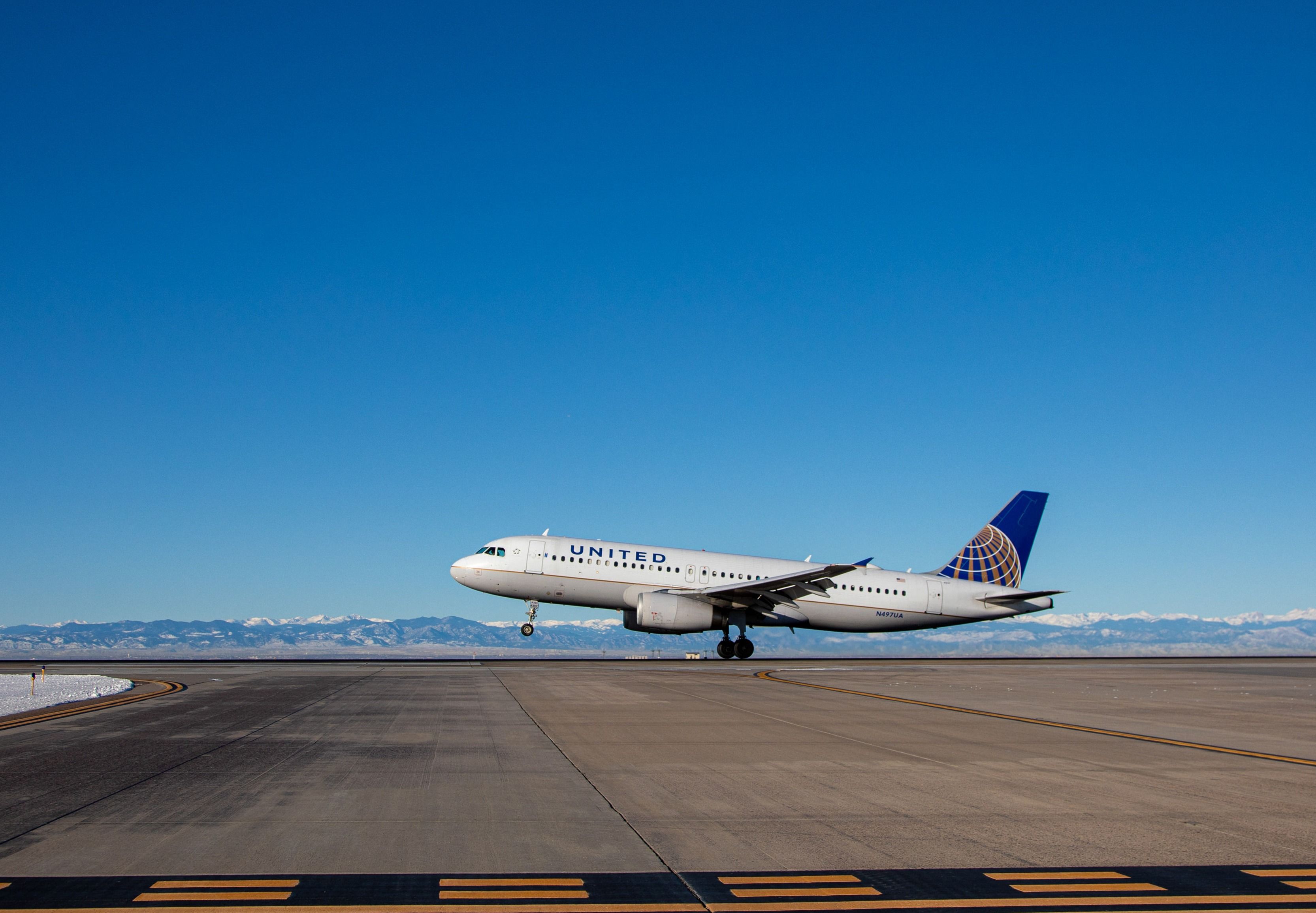 United Airlines Airbus A320 (N497UA) taking off from Denver International Airport.