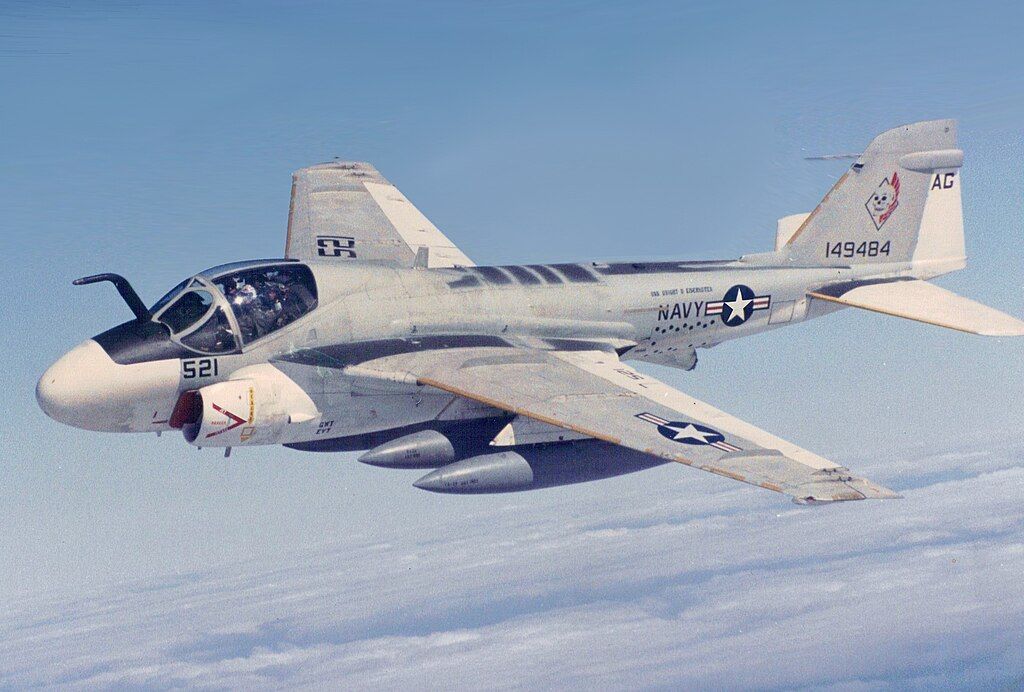 Grumman_KA-6D_Intruder_of_VA-34_in_flight,_in_1988