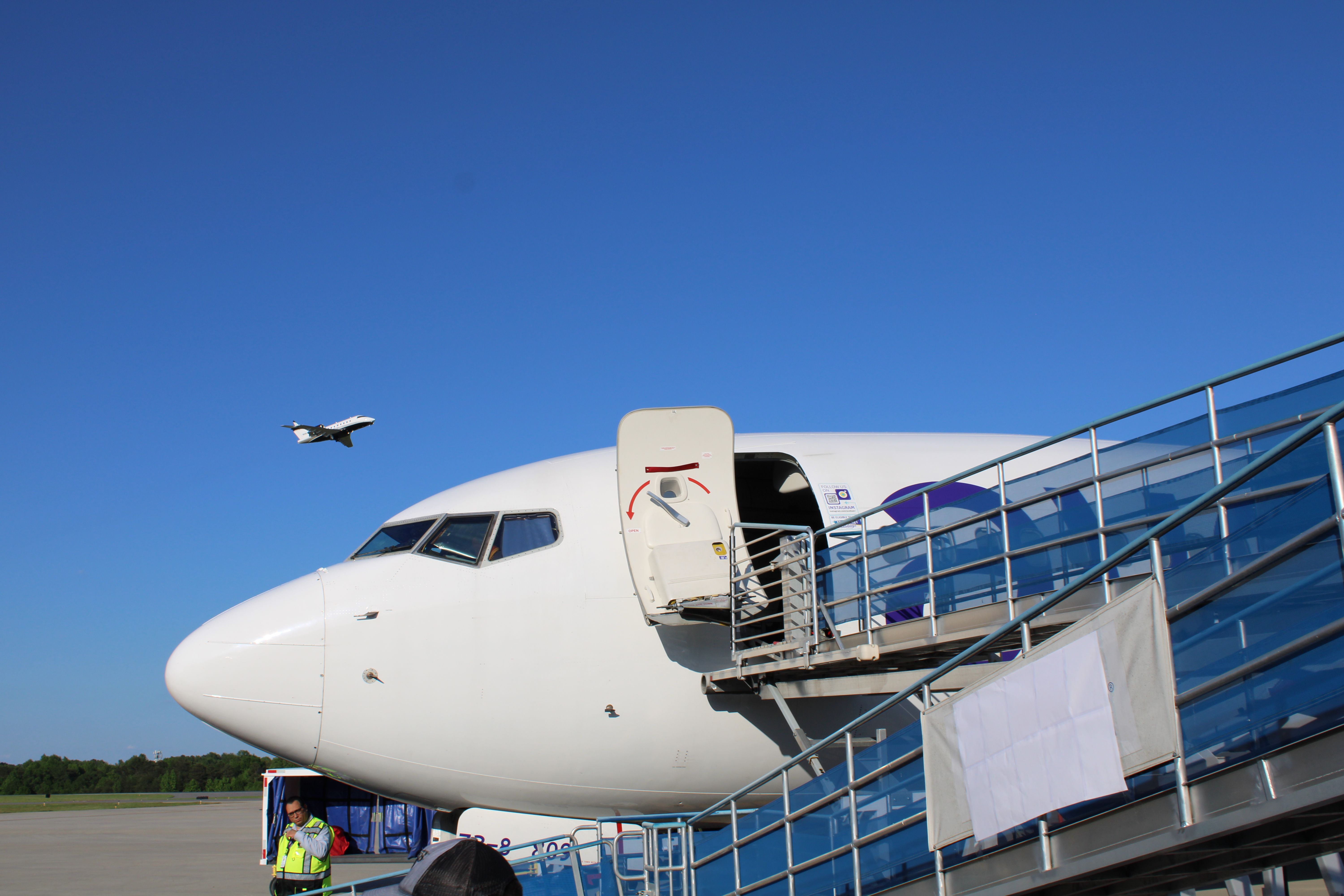 乘客走下阿維洛航空公司波音 737 飛機