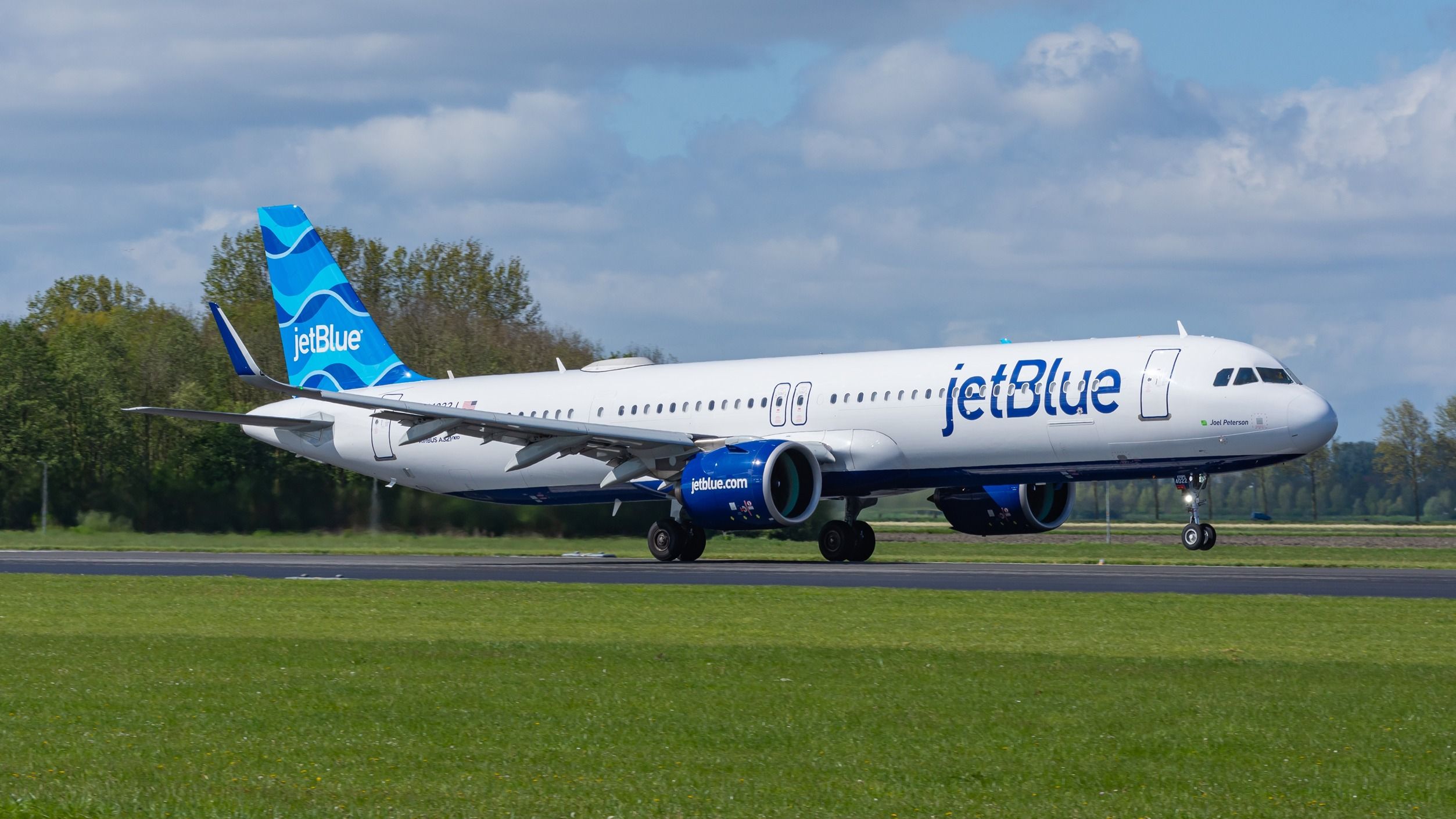 JetBlue Airbus A321neo departing shutterstock_2463867121